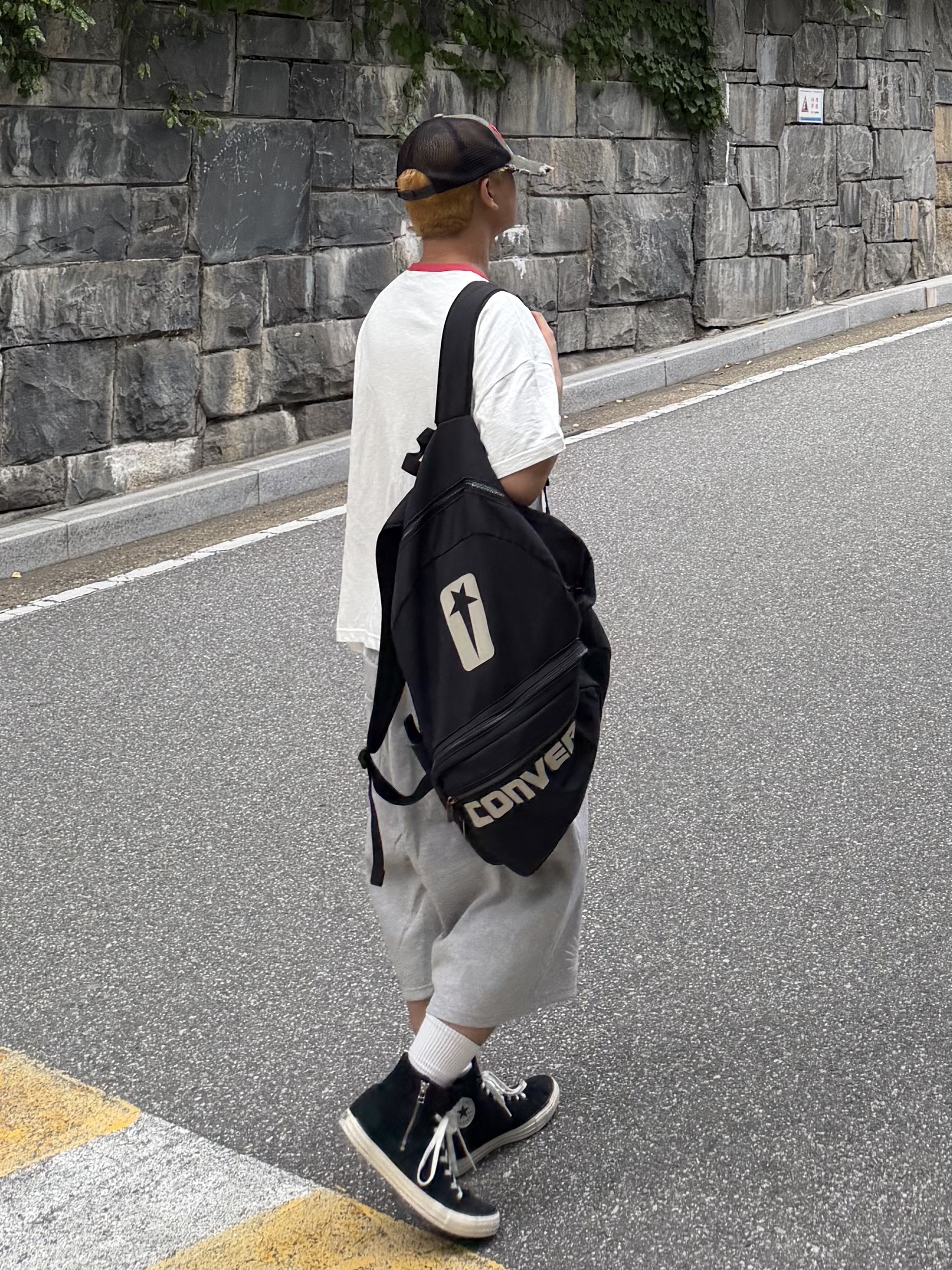 [KREAM 단독] Knitted 1989 Sunrise Graphic Bermuda Half Pants Melange Grey, ETCE Dustline Mesh Cap Khaki 착용 스타일 - 2