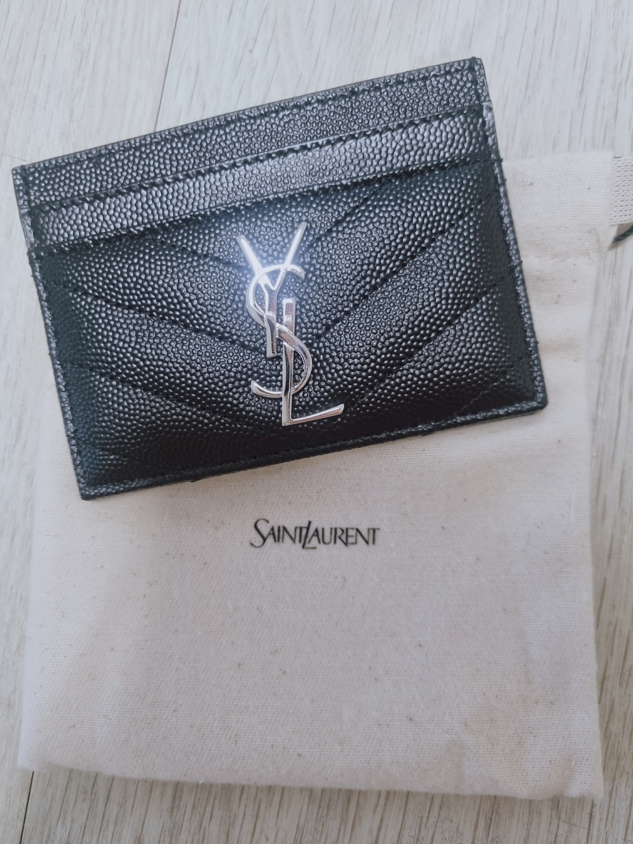 Saint Laurent Cassandre Matelasse Card Case in Grain De Poudre Embossed Leather Black 착용 스타일