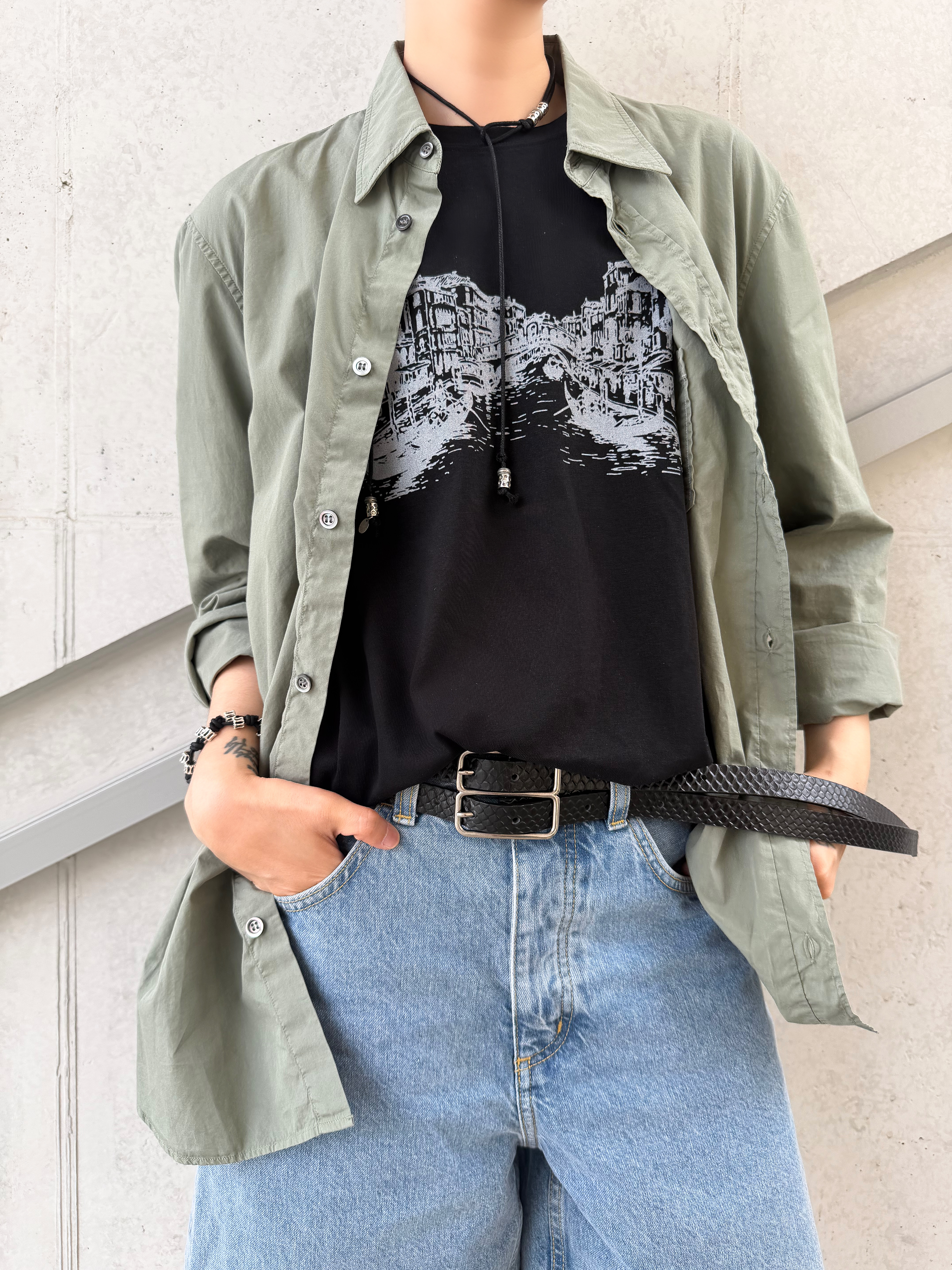 Hono Report Venezia Print T-Shirt Black, Hono Report Cow Suede Bracelet Black 착용 스타일 - 1