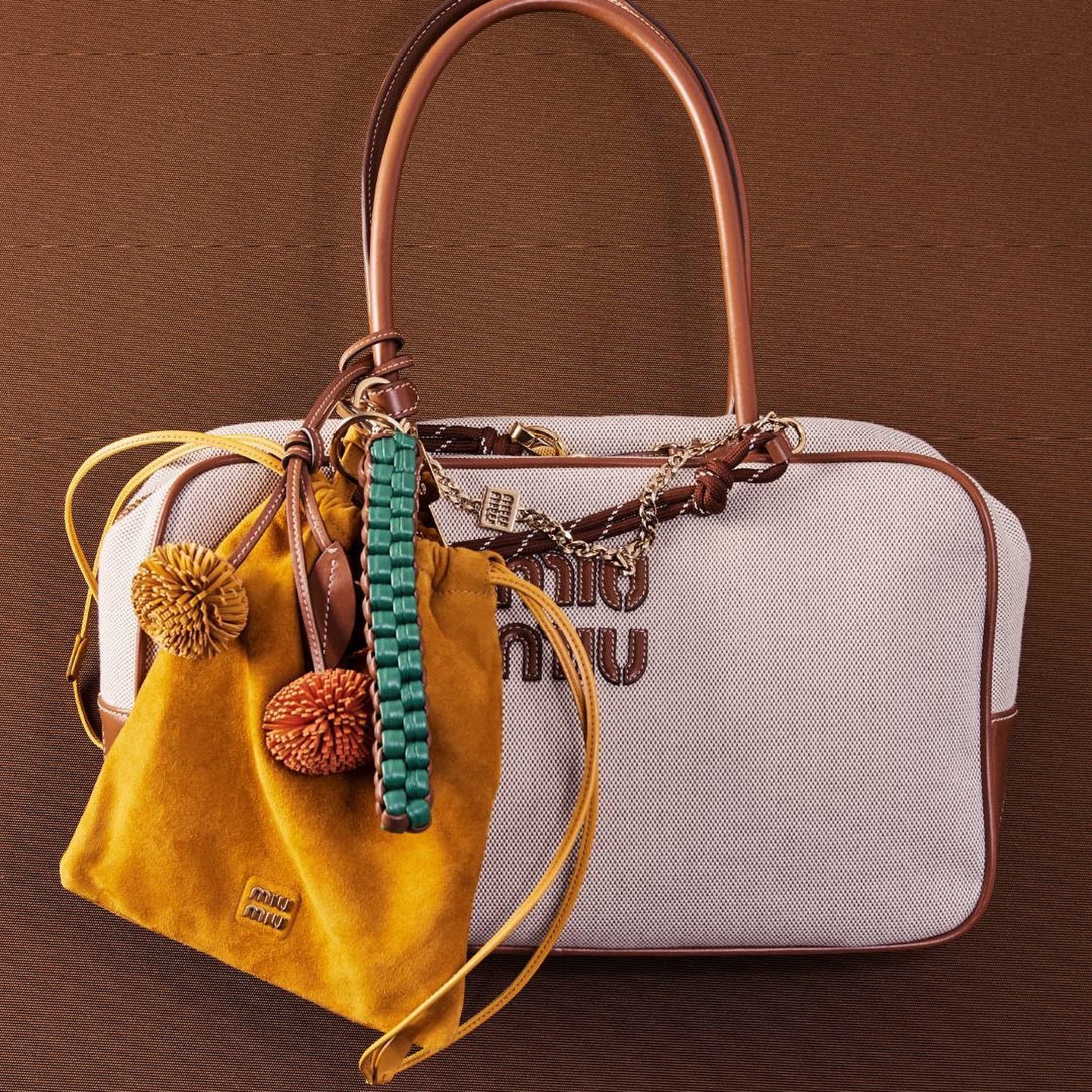 Miu Miu Suede Pouch Cocoa Brown 착용 스타일 - 2