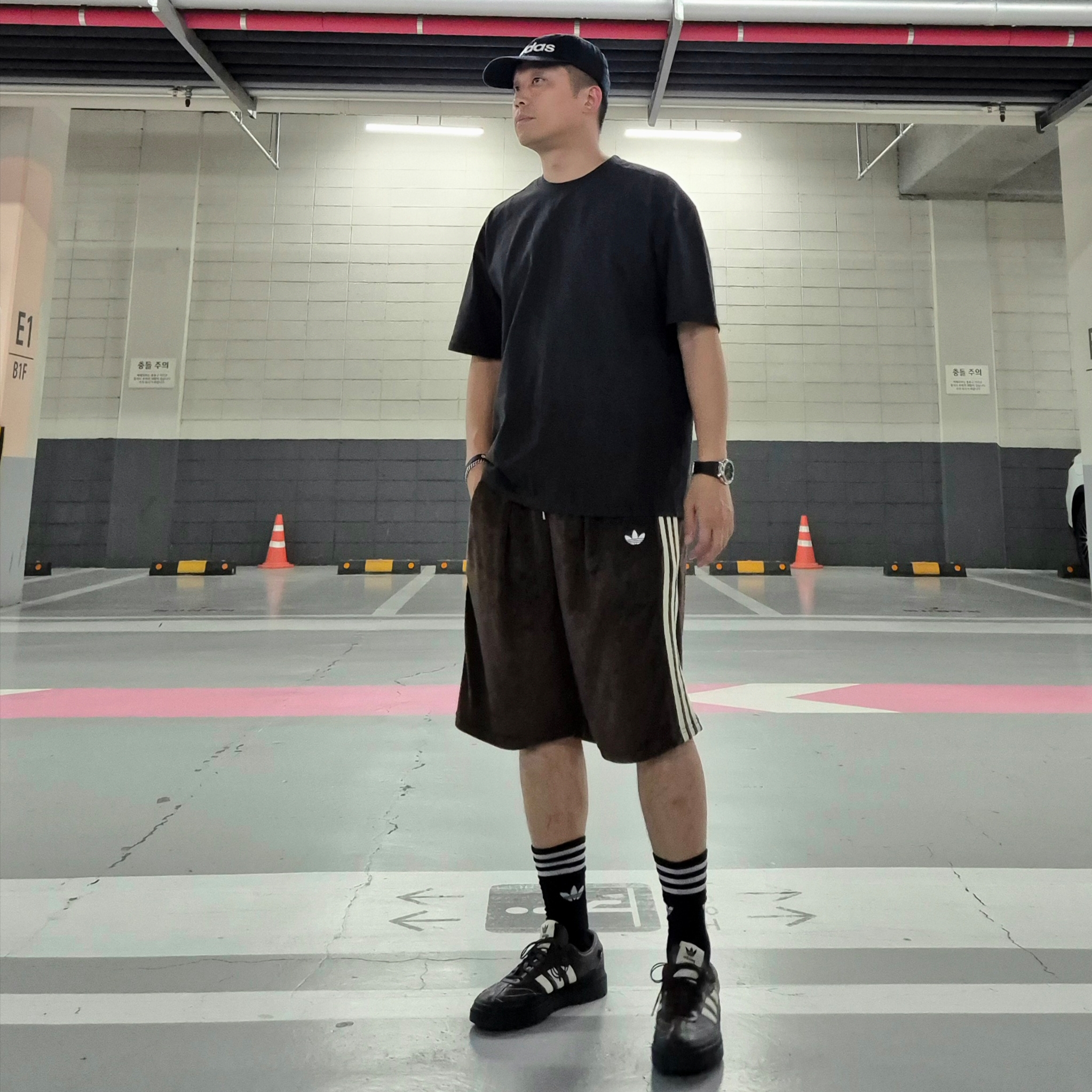 Adidas x Song for the Mute 007 Samba LX Freizeit Aurora Coffee, Adidas x Song for the Mute Cap Black 착용 스타일 - 1