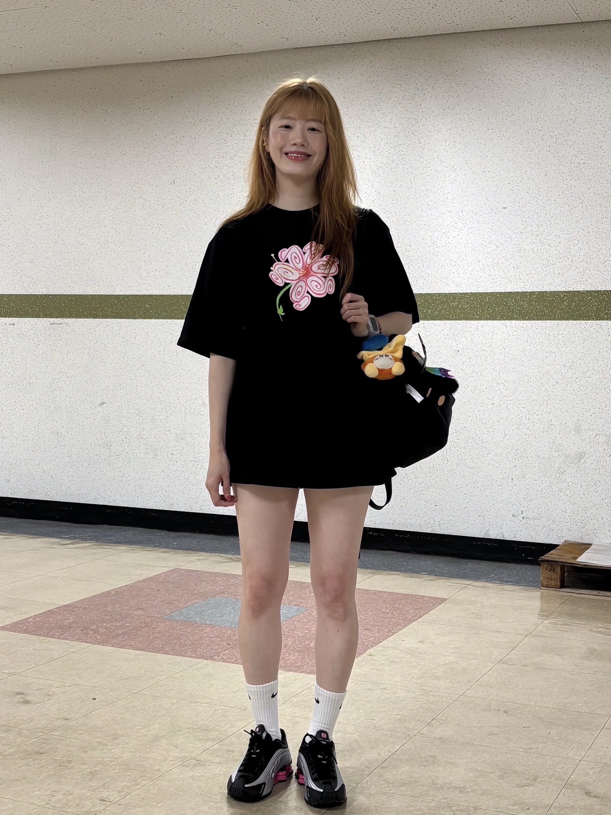 Stussy S Flower T-Shirt Black, (W) Nike Shox R4 Black Pinksicle 착용 스타일 - 2