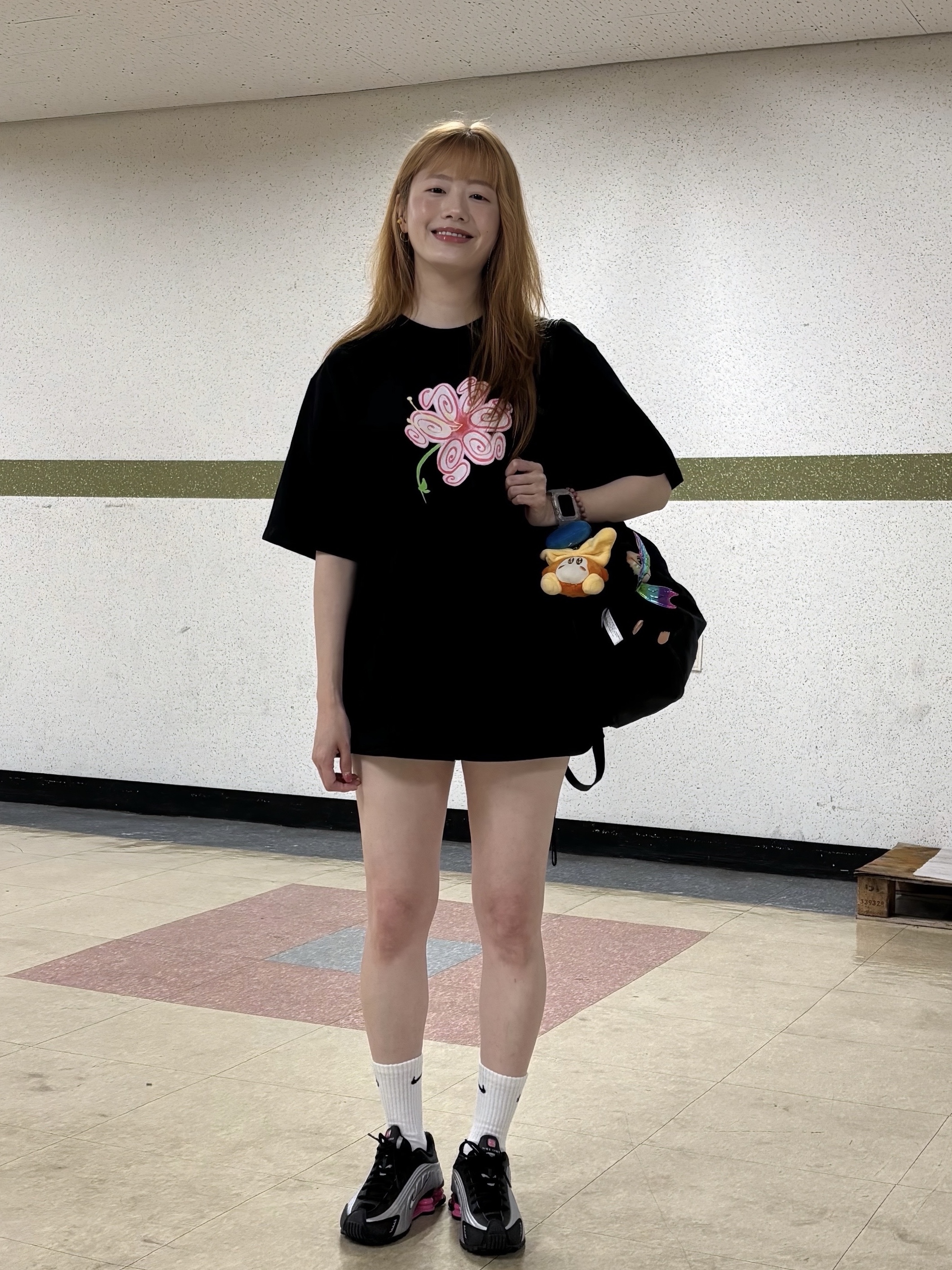 Stussy S Flower T-Shirt Black, (W) Nike Shox R4 Black Pinksicle 착용 스타일 - 1