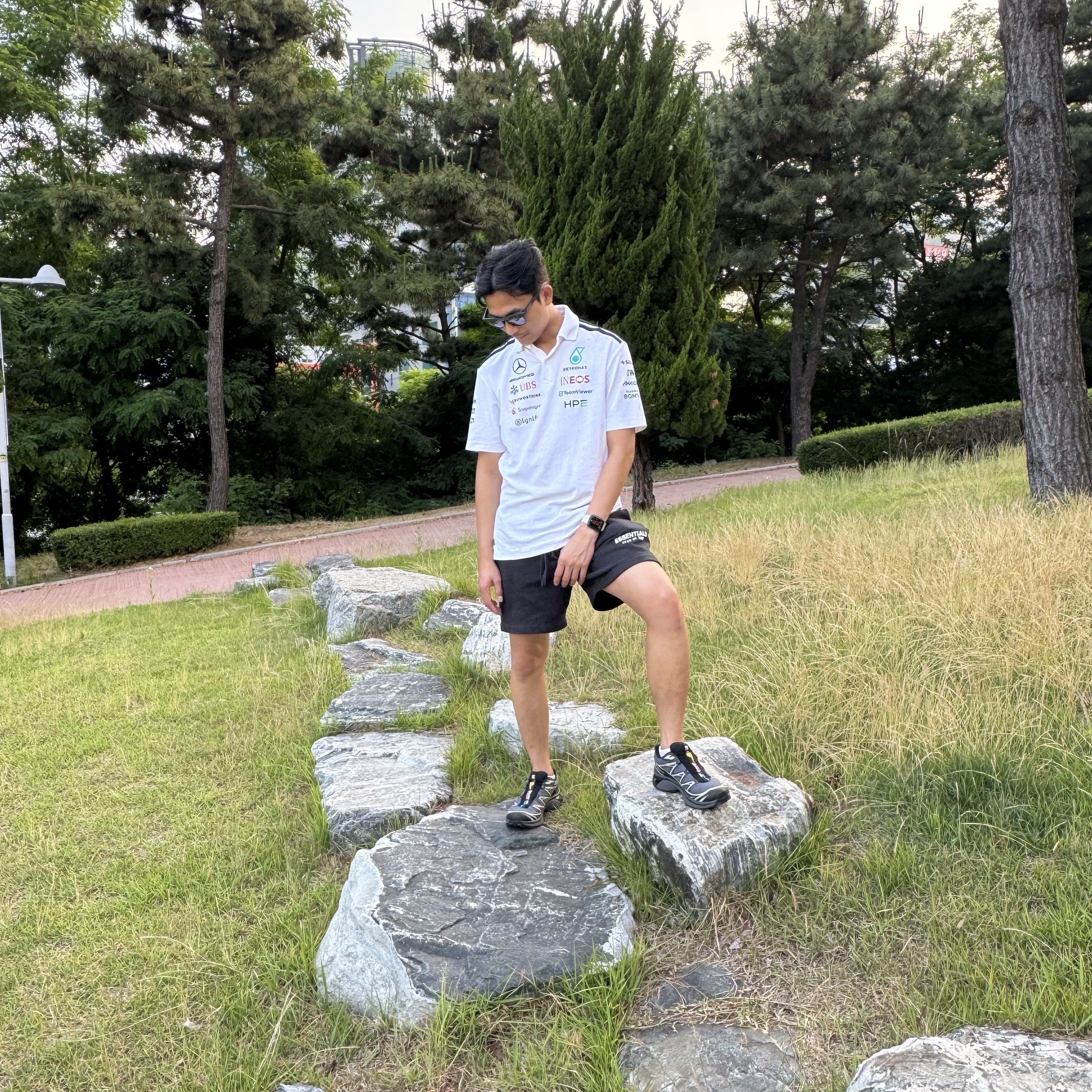 Salomon XT-6 GTX Black Silver, Essentials Classic Sweatshorts Jet Black - 25SS 착용 스타일