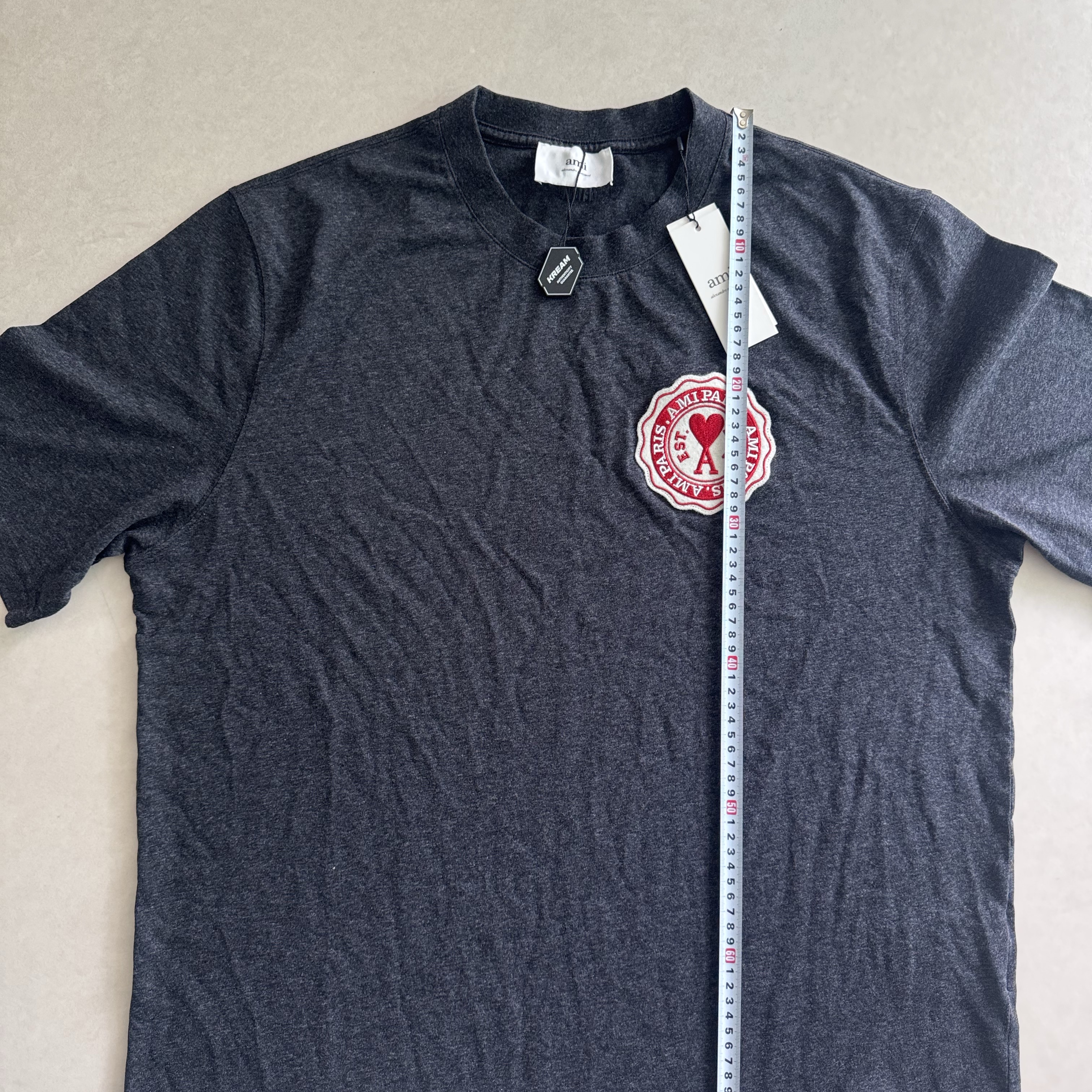 AMI de Coeur Patch T-Shirt Anthracite 착용 스타일 - 4