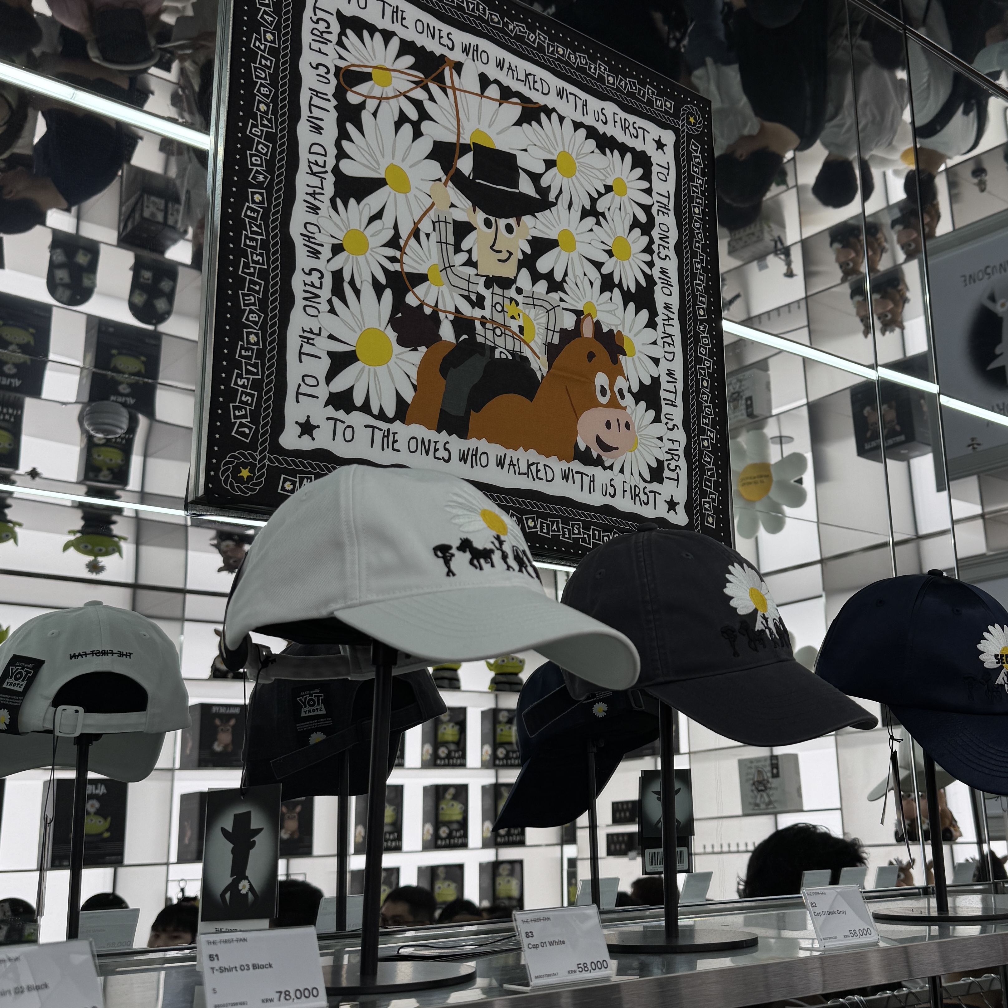 Peaceminusone x Toy Story The First Fan Cap 01 Dark Grey, Peaceminusone x Toy Story The First Fan Scarf 01 Silk 착용 스타일 - 1
