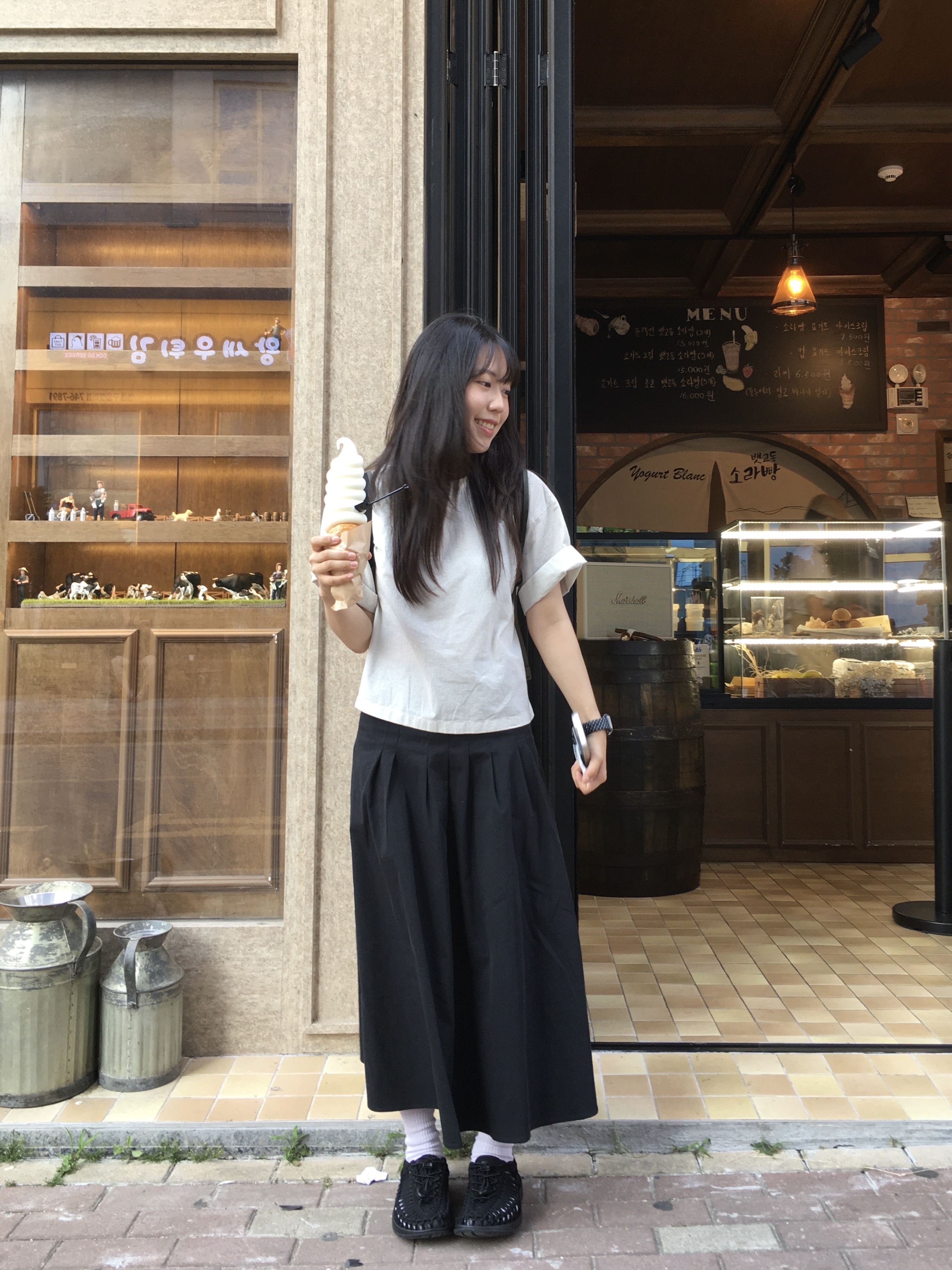 (W) Keen Uneek Sandals Black 착용 스타일 - 1