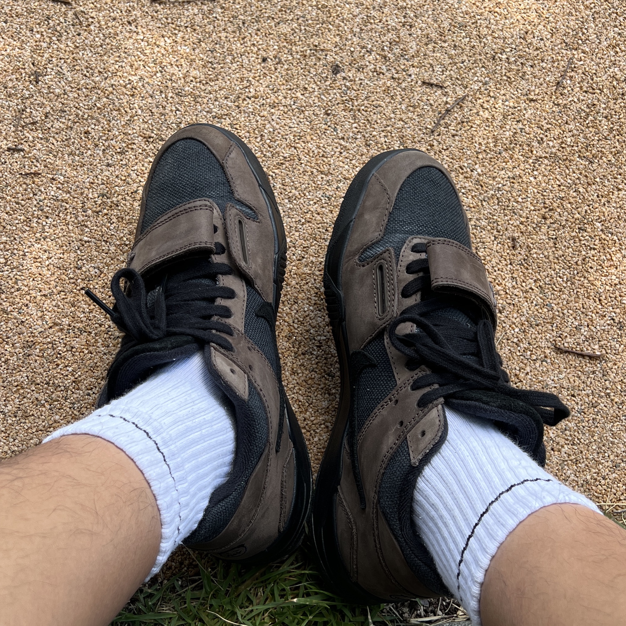 Jordan x Travis Scott Jumpman Jack TR Black and Dark Mocha 착용 스타일 - 3