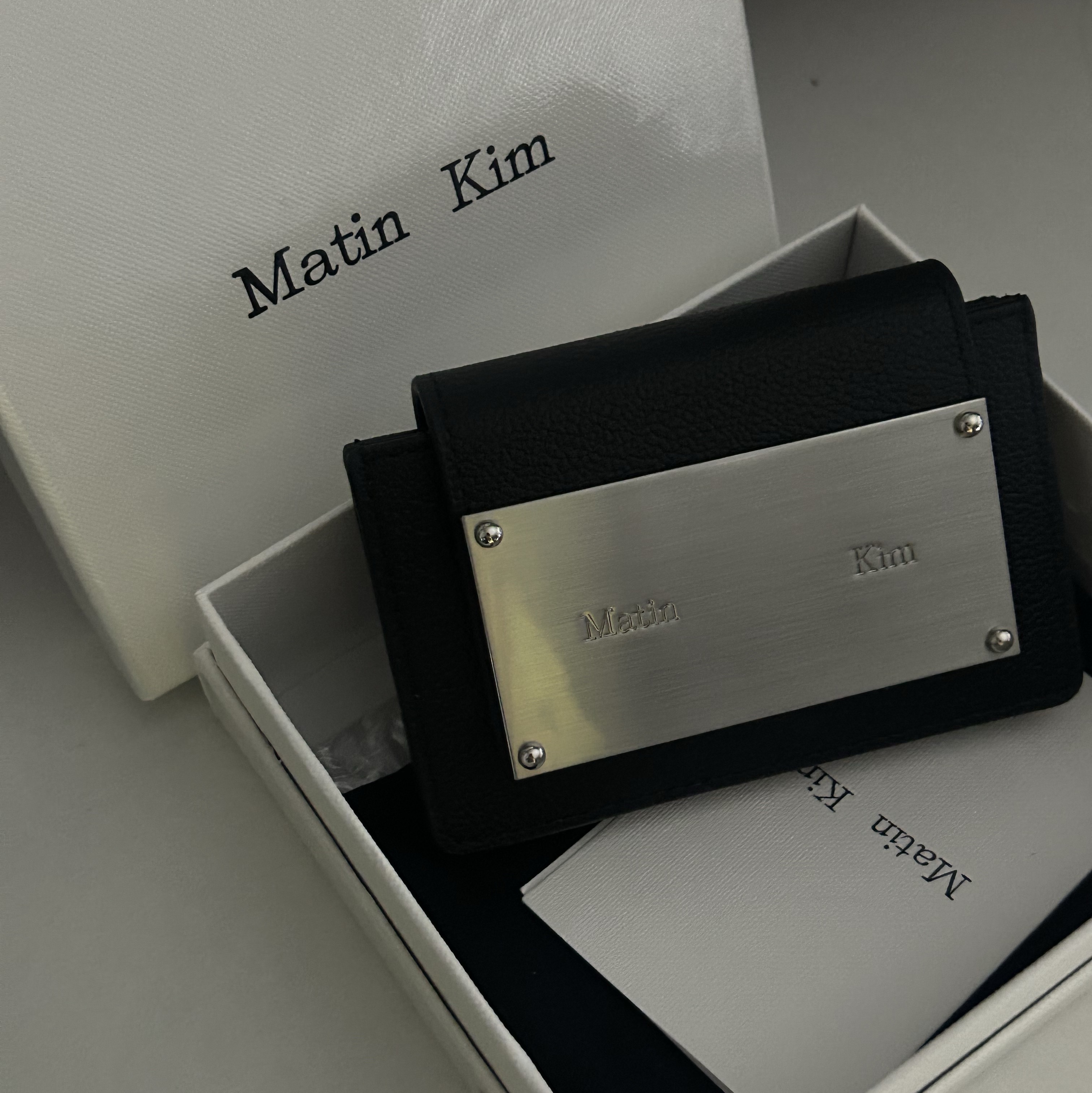 Matin Kim Accordion Wallet Black 착용 스타일
