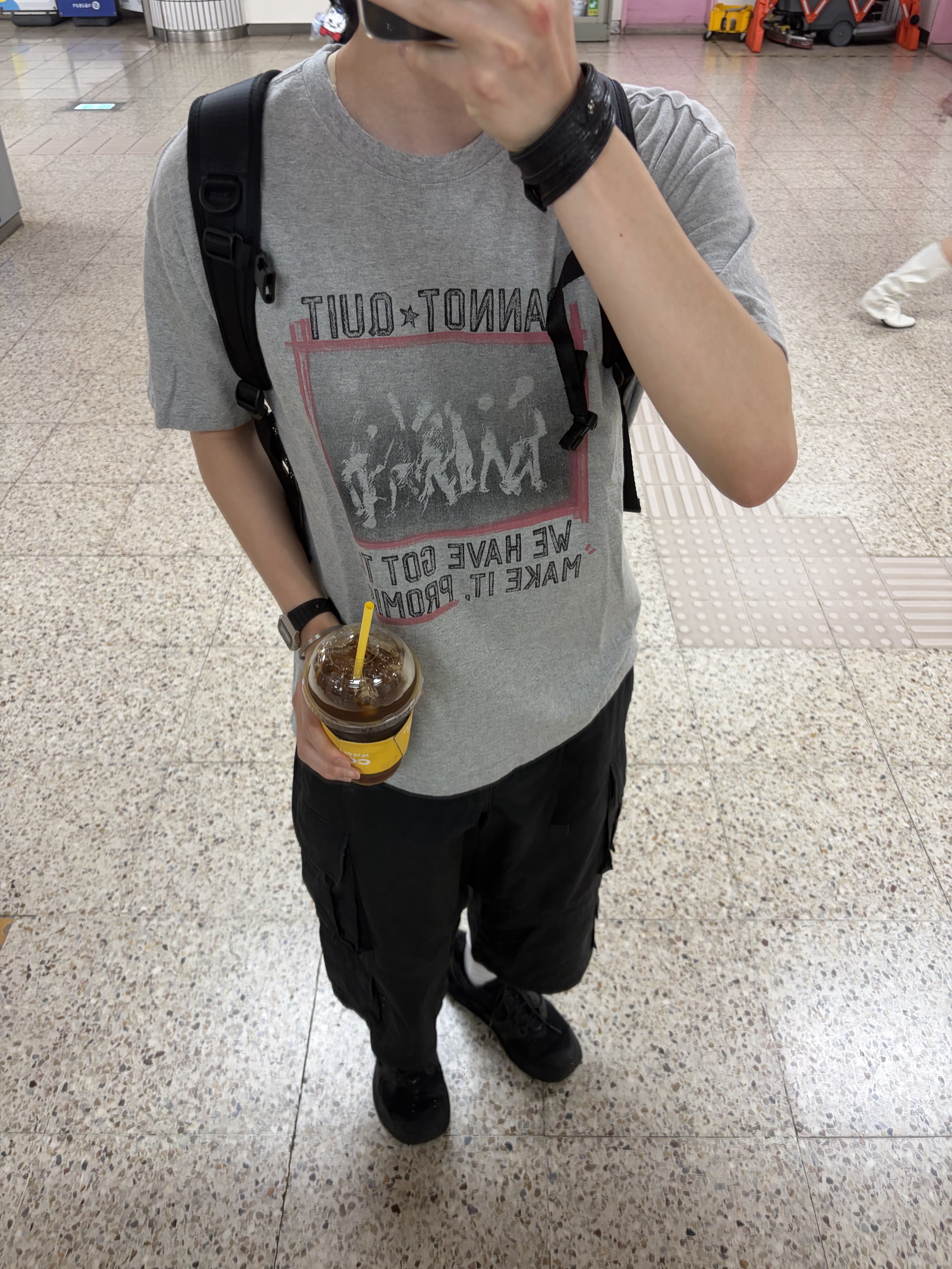 AMOU Marking Box Half T-Shirts Gray 착용 스타일