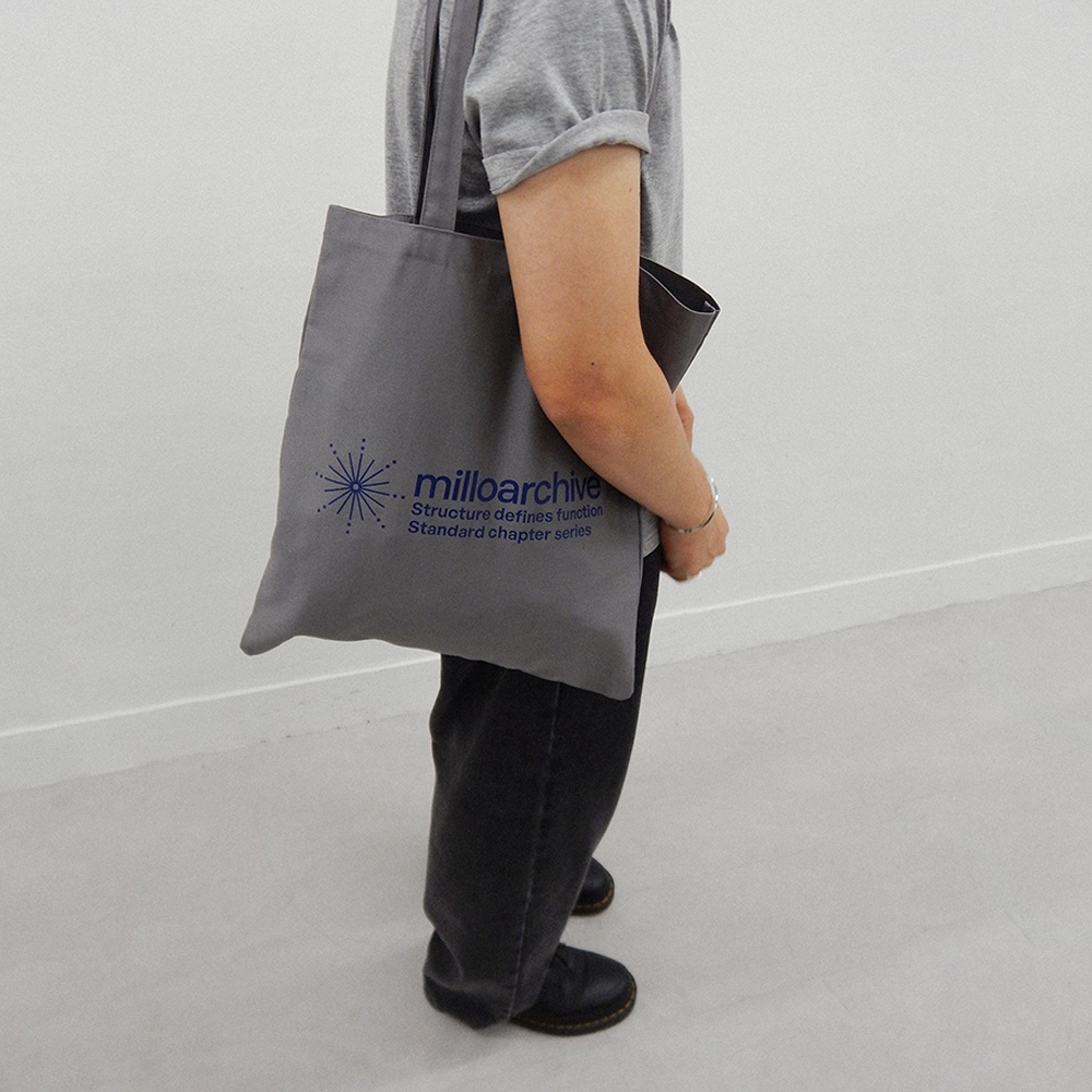 [더블적립][KREAM 단독] Millo Archive Crescendo Comfort Bag Gray, [더블적립][KREAM 단독] Millo Archive Crescendo Tote Bag Burgundy 착용 스타일 - 1