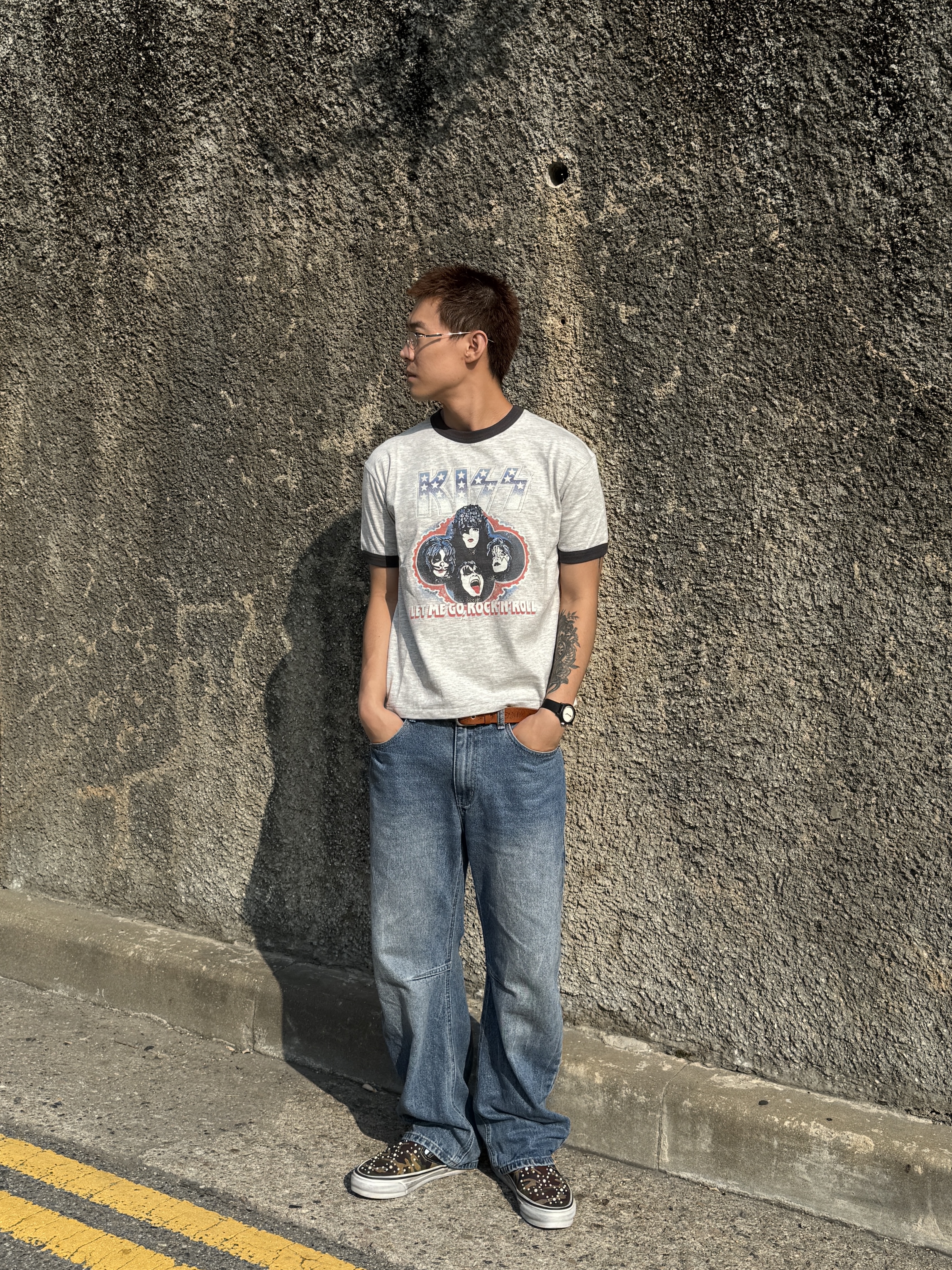 MAINBOOTH X KISS USA Logo T-shirt Gray, Beams Original Chinese Numerals Watch Black 착용 스타일 - 1