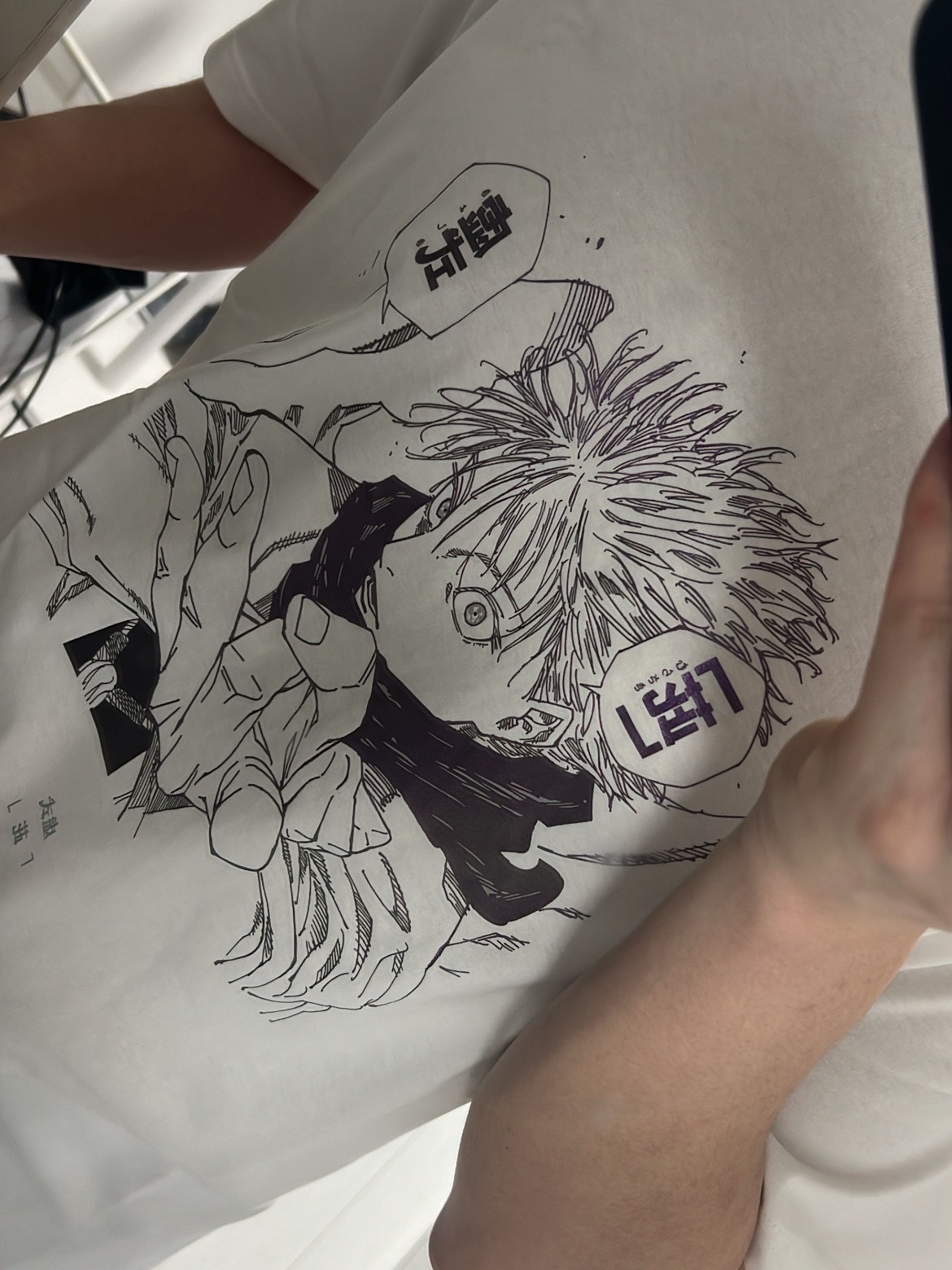 Uniqlo UT Shueisha 100th Anniversary Jujutsu Kaisen T-Shirt White 착용 스타일