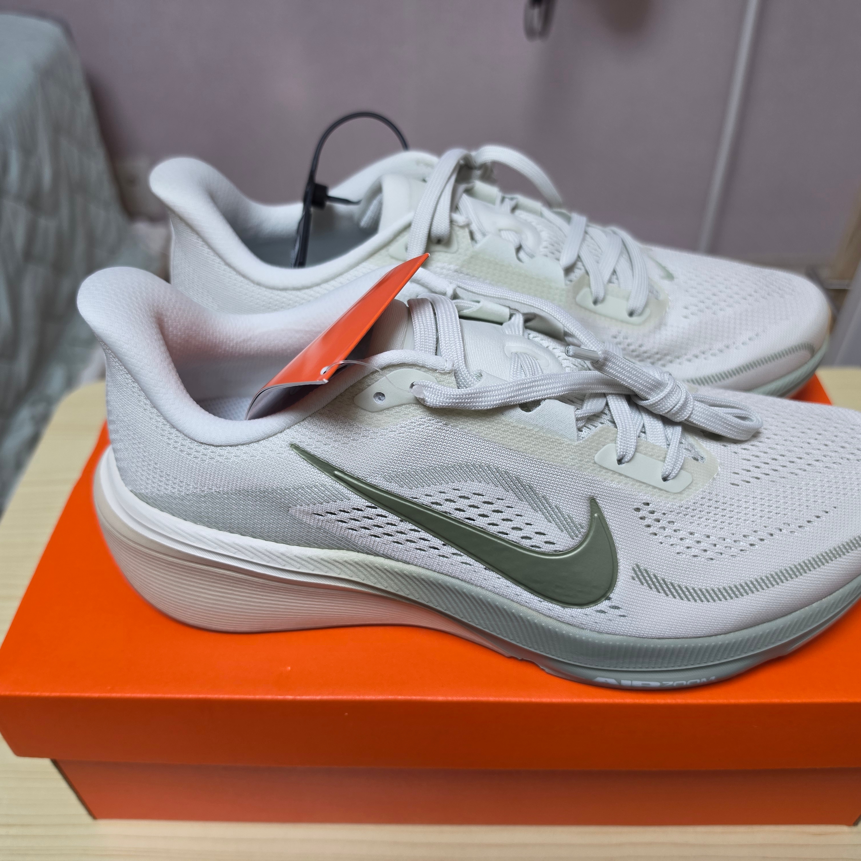 Nike Air Zoom Pegasus 42 Spruce Aura Pale Ivory 착용 스타일 - 3