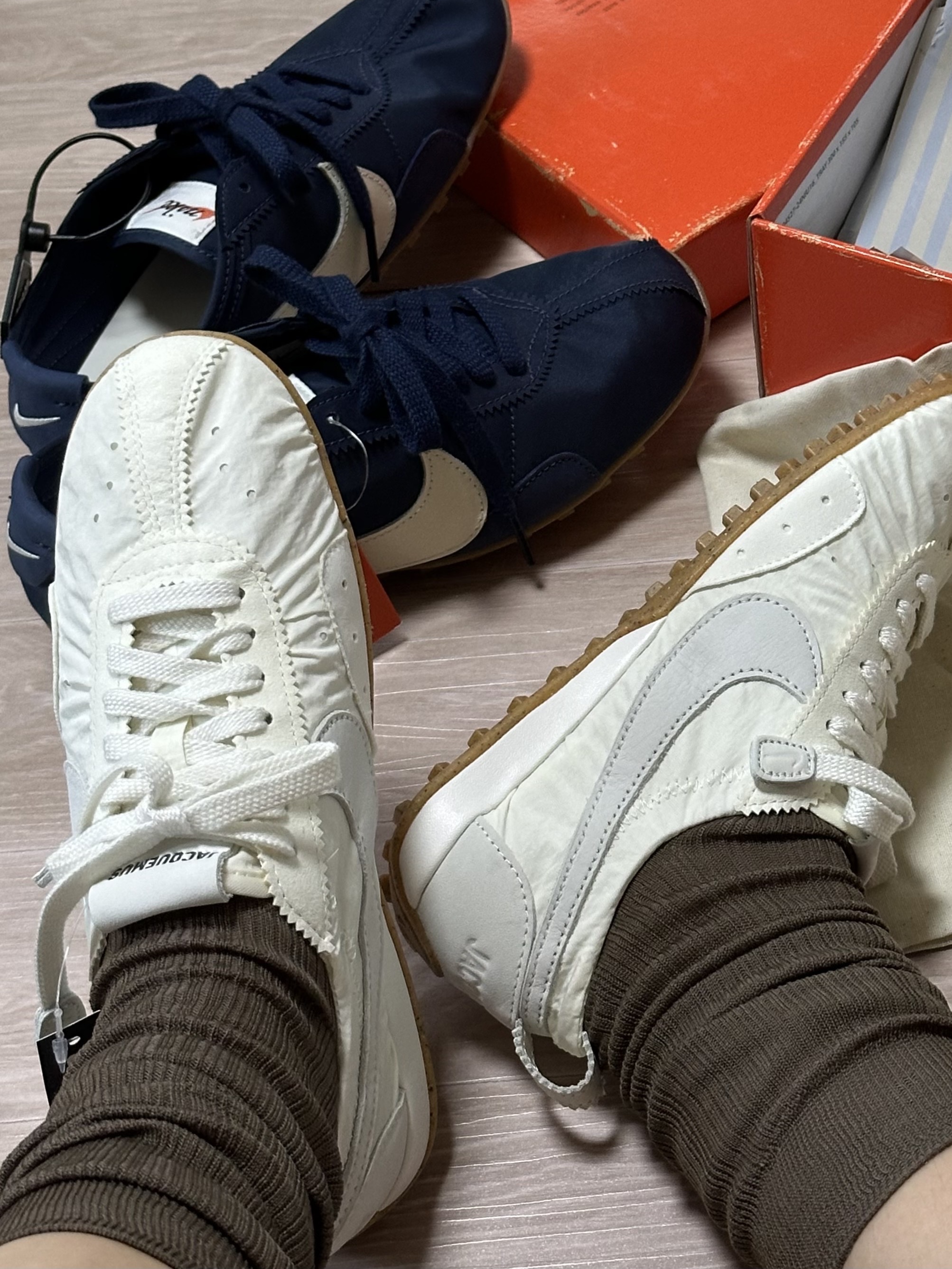 Nike x Jacquemus Moon Shoe SP Soft Pearl Sail, (W) Nike Moon Shoe OG Midnight Navy Gum Light Brown 착용 스타일 - 2
