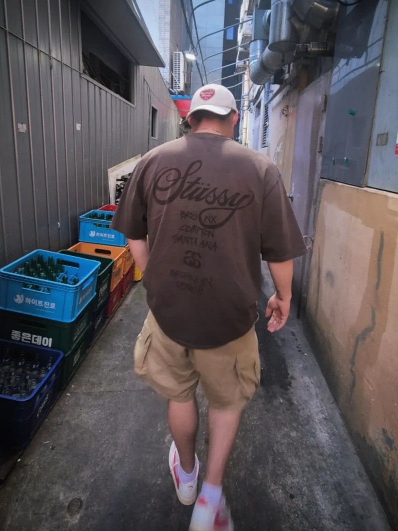 Stussy World Tour T-Shirt Sun Faded Brown, Jordan 1 x Travis Scott Retro Low OG SP Sail Tropical Pink 착용 스타일 - 1