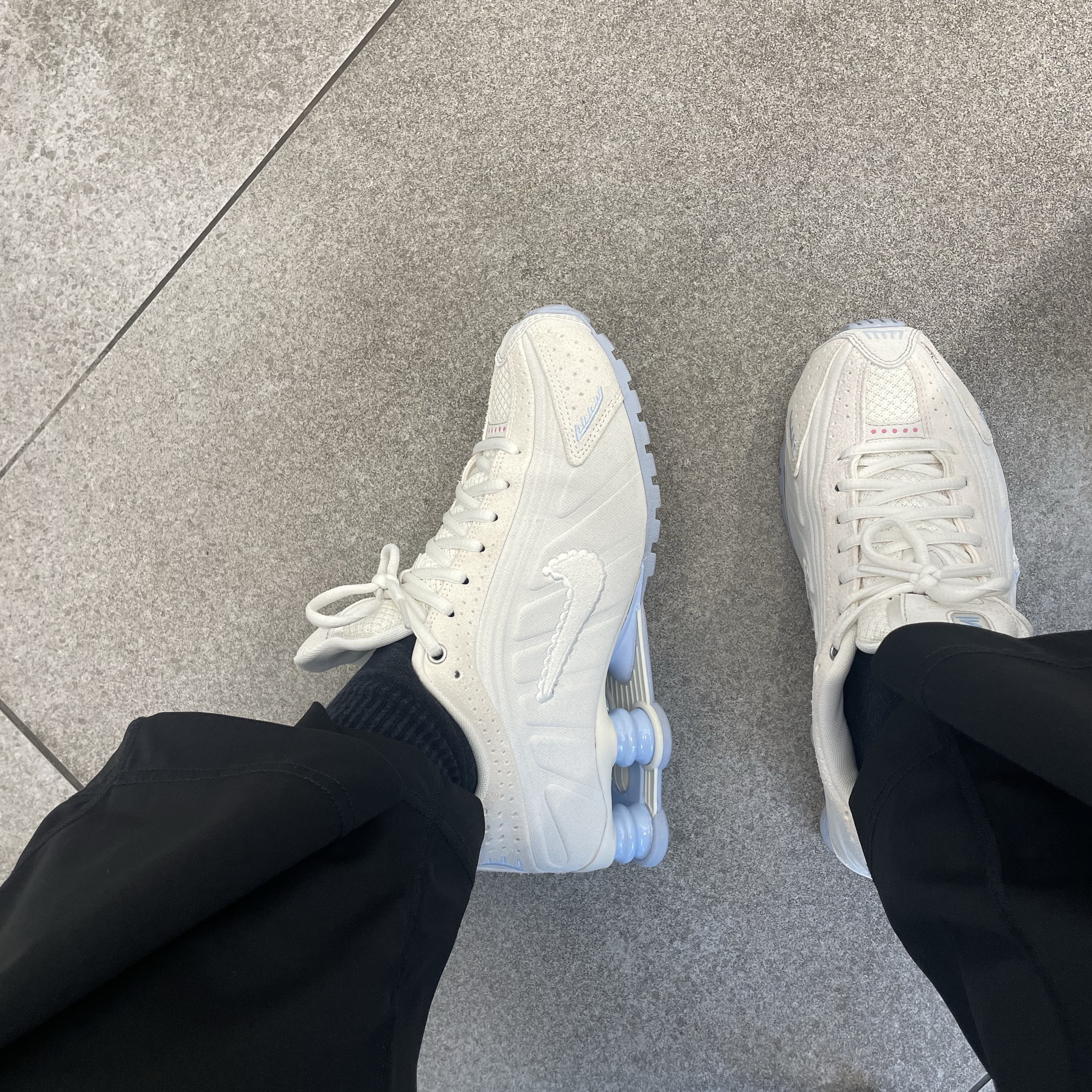 (W) Nike Shox R4 SE Pale Ivory Light Orewood Brown 착용 스타일 - 1