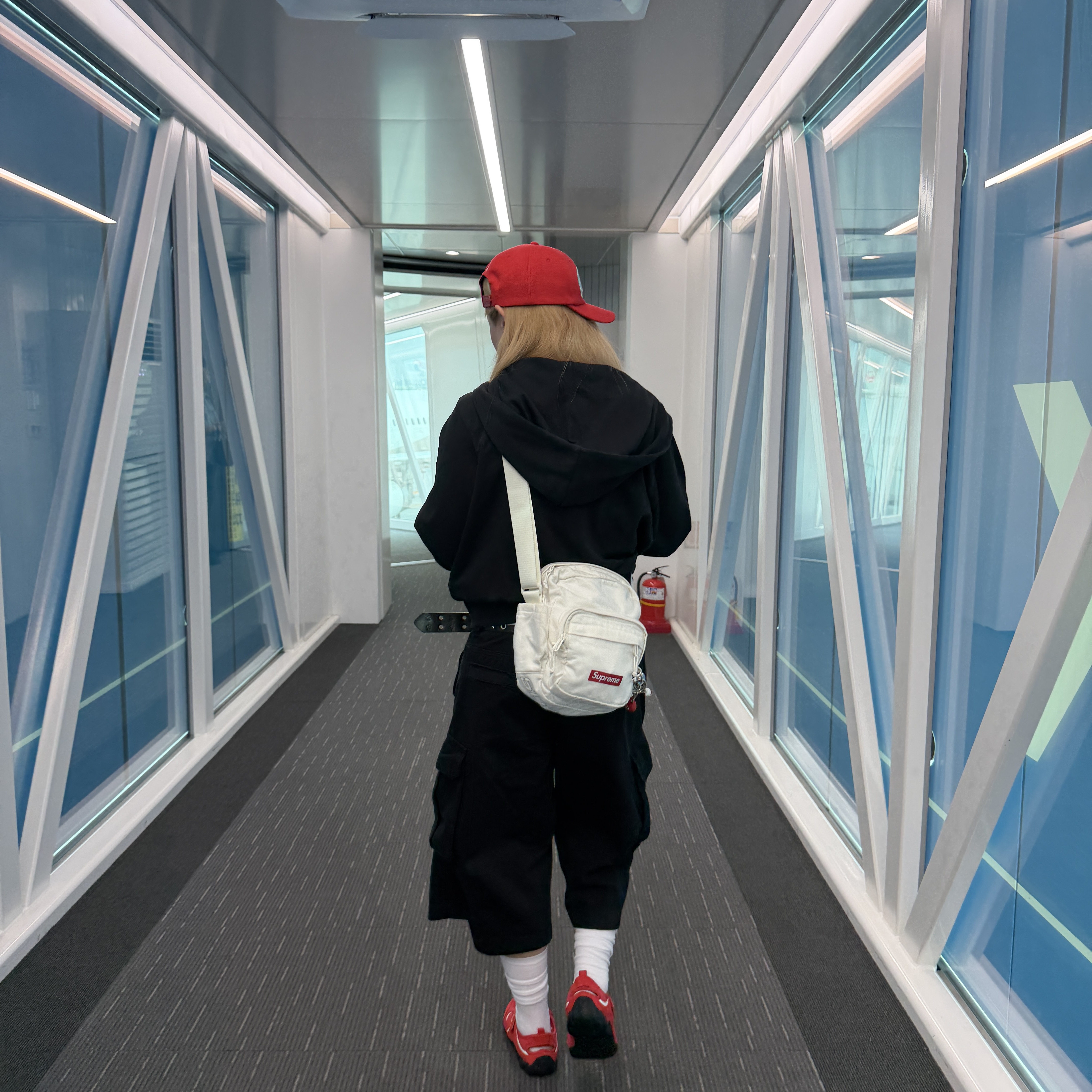 Supreme Denim Shoulder Bag White - 25FW, BAPE Baby Milo Metal Keychain Brown 착용 스타일 - 1