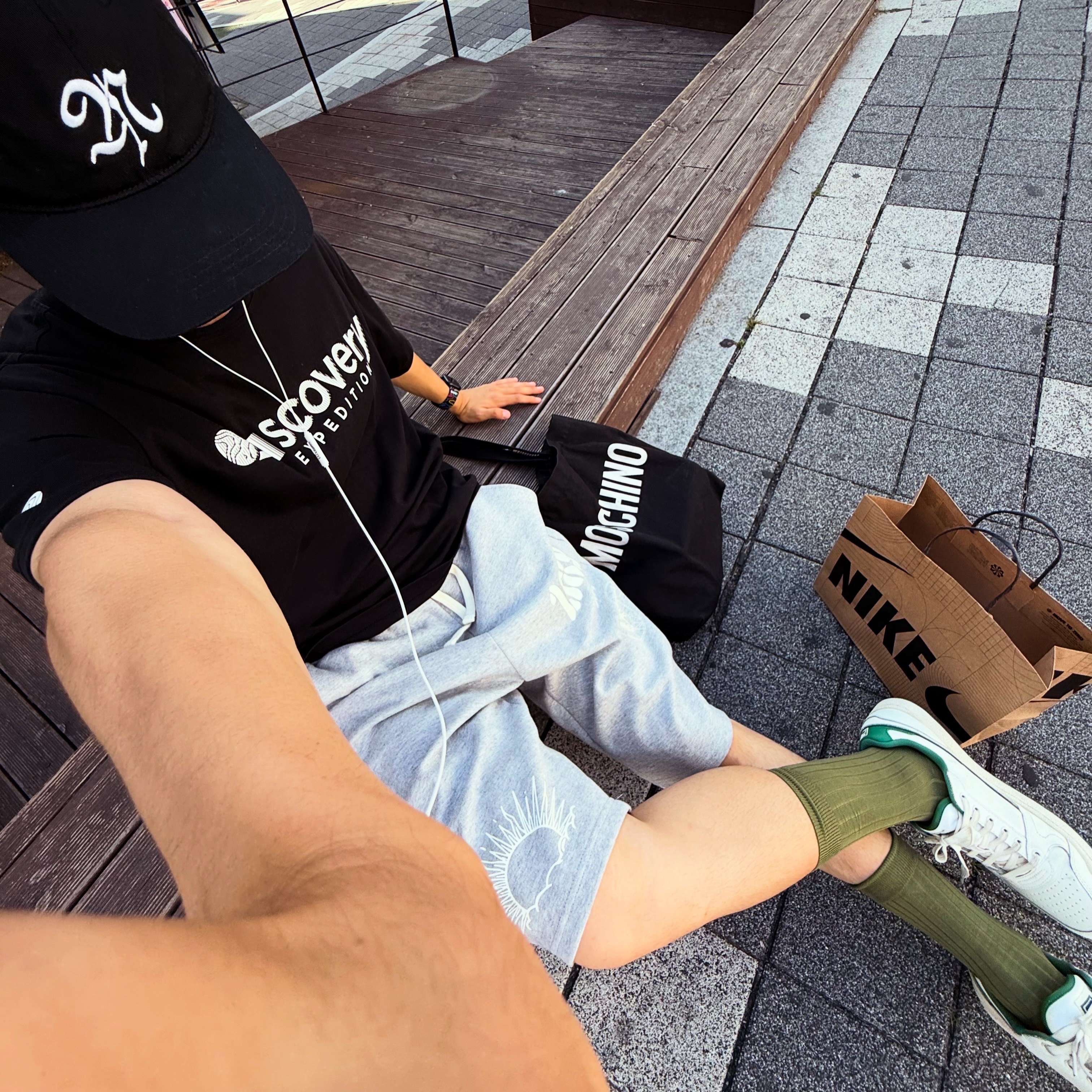 [KREAM 단독] Knitted 1989 Sunrise Graphic Bermuda Half Pants Melange Grey 착용 스타일 - 3
