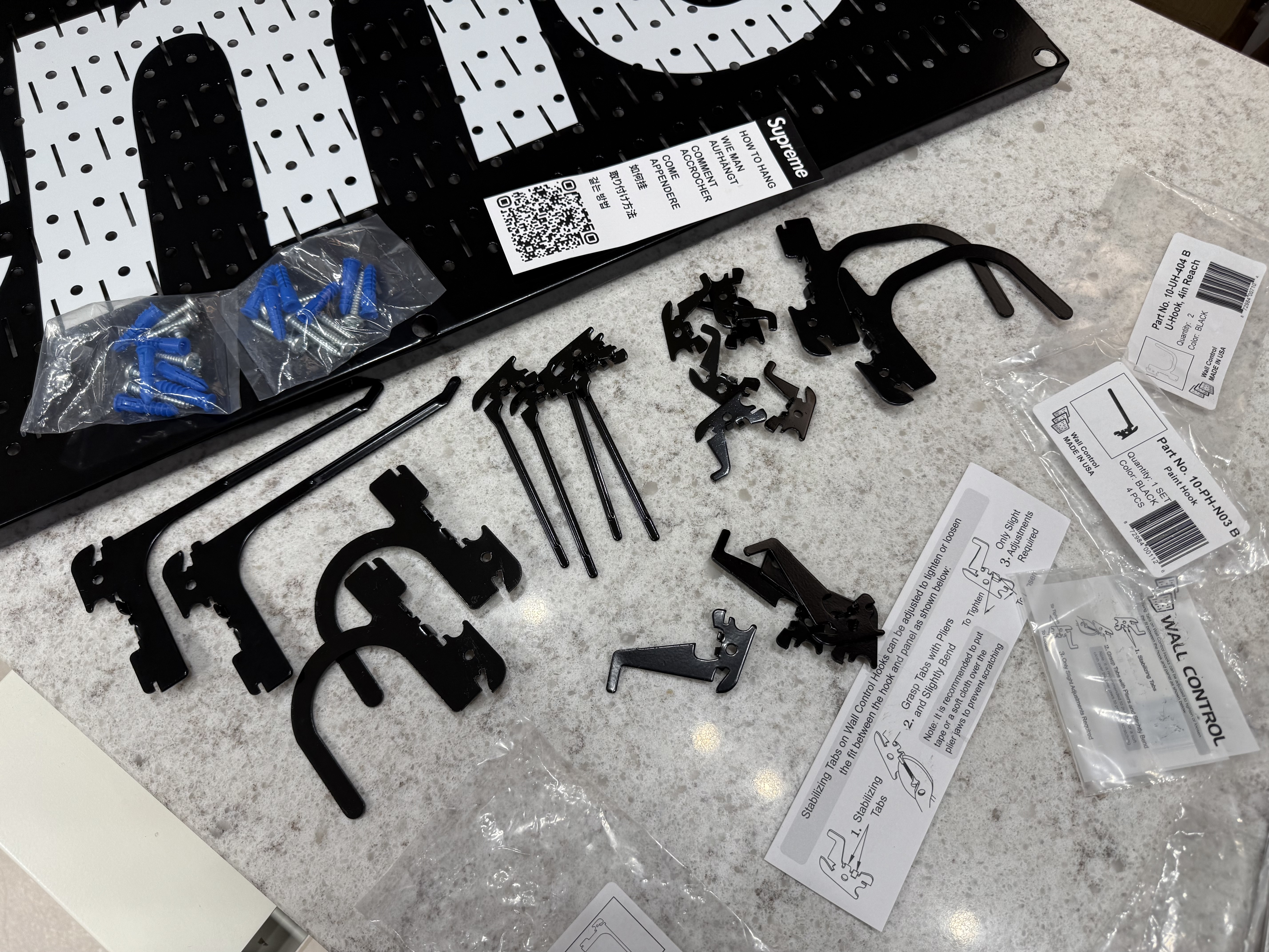 Supreme x Wall Control Pegboard Panel Black (Set of 2) - 26SS, Supreme x Wall Control Pegboard Panel Red (Set of 2) - 26SS 착용 스타일 - 3