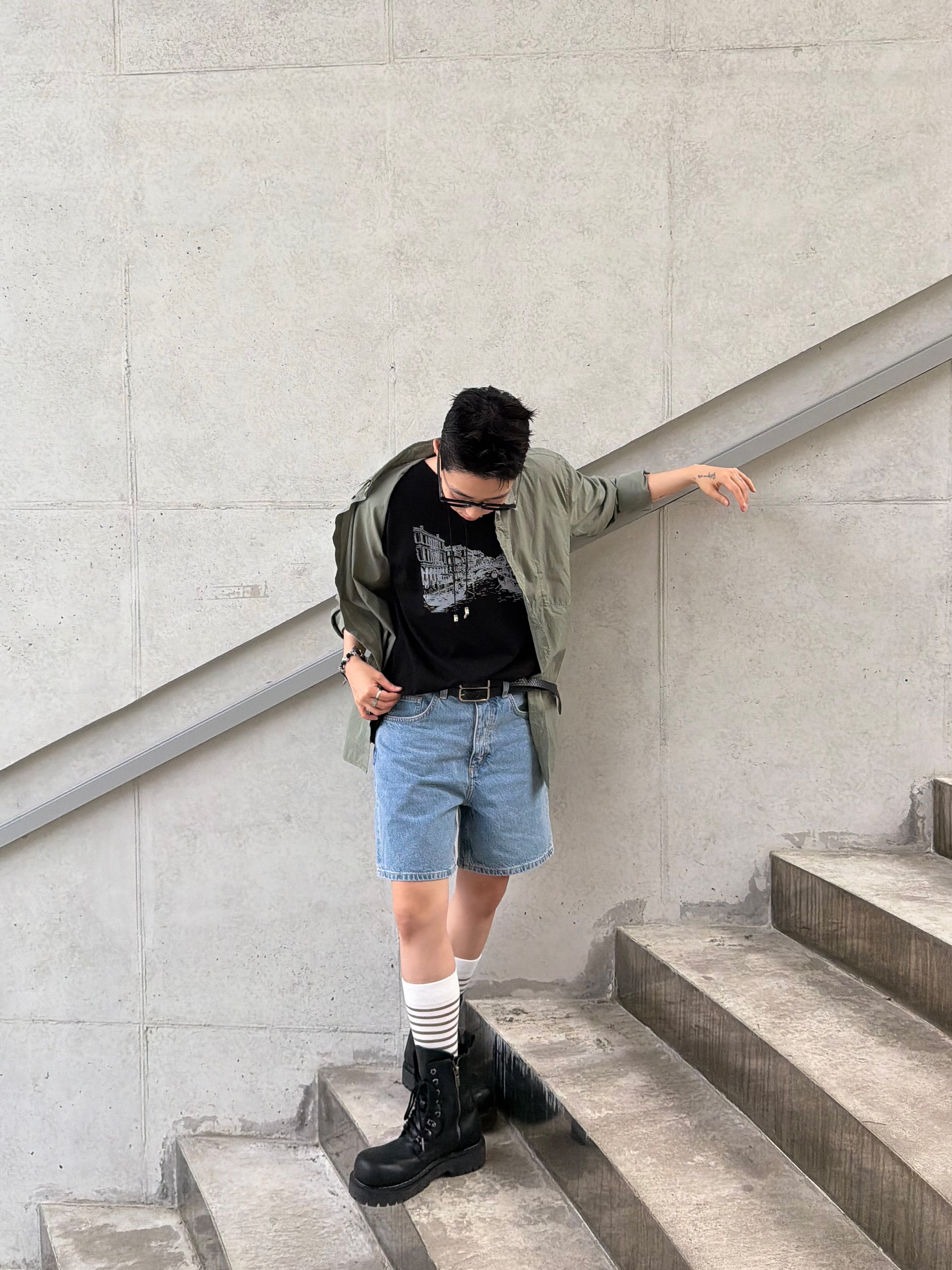 Hono Report Venezia Print T-Shirt Black, Hono Report Cow Suede Bracelet Black 착용 스타일 - 4