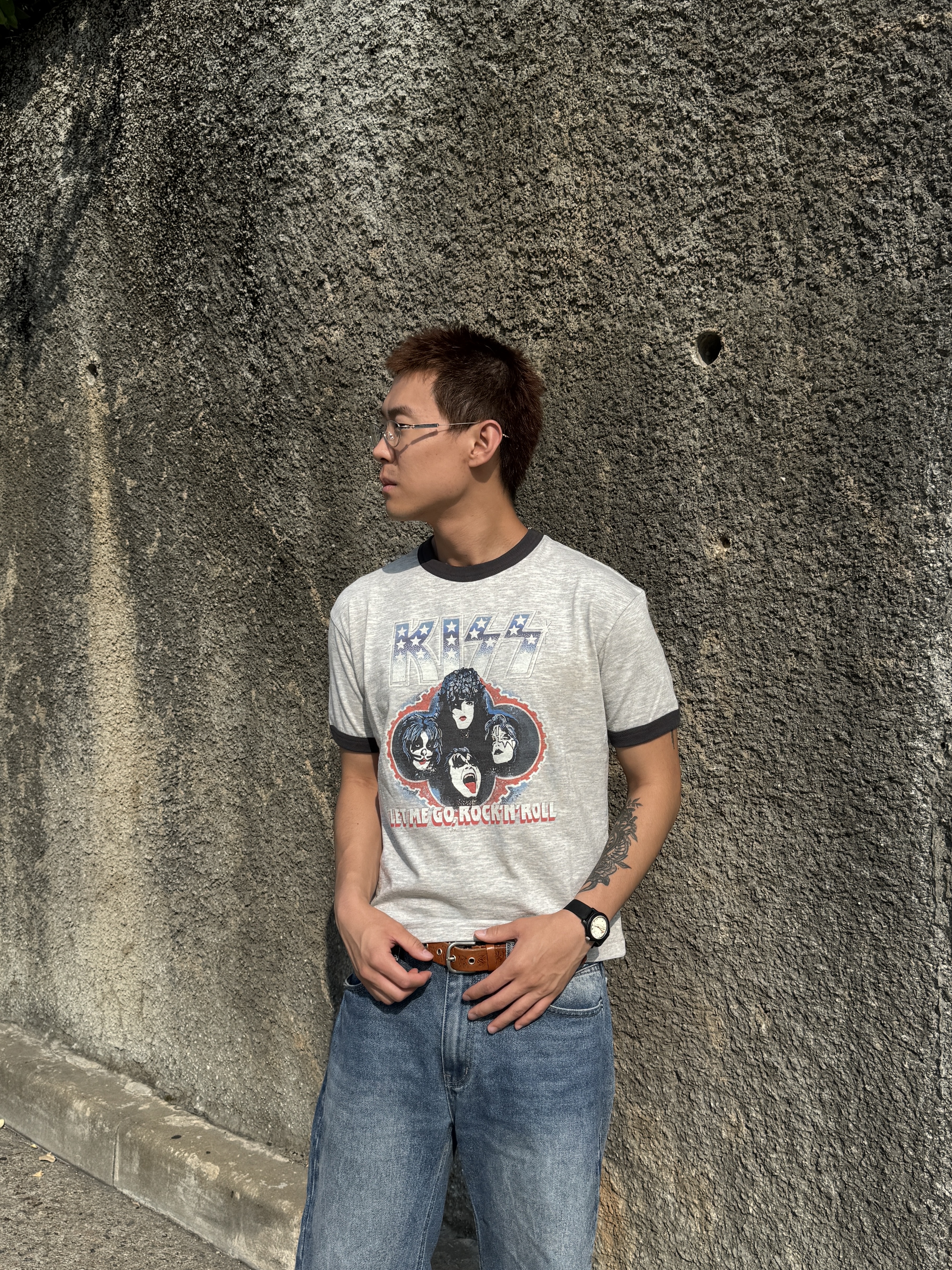MAINBOOTH X KISS USA Logo T-shirt Gray, Beams Original Chinese Numerals Watch Black 착용 스타일 - 2