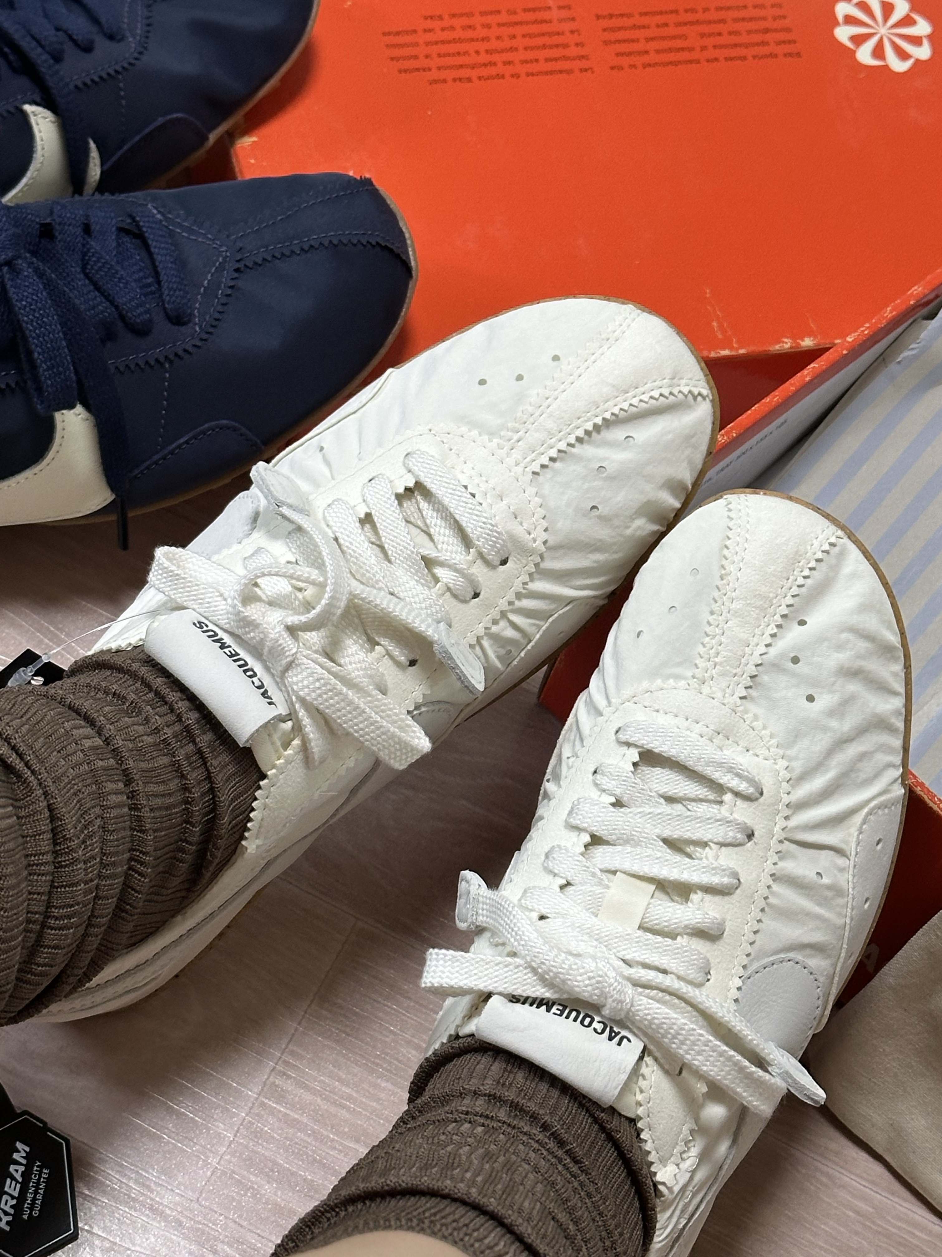 Nike x Jacquemus Moon Shoe SP Soft Pearl Sail, (W) Nike Moon Shoe OG Midnight Navy Gum Light Brown 착용 스타일 - 1
