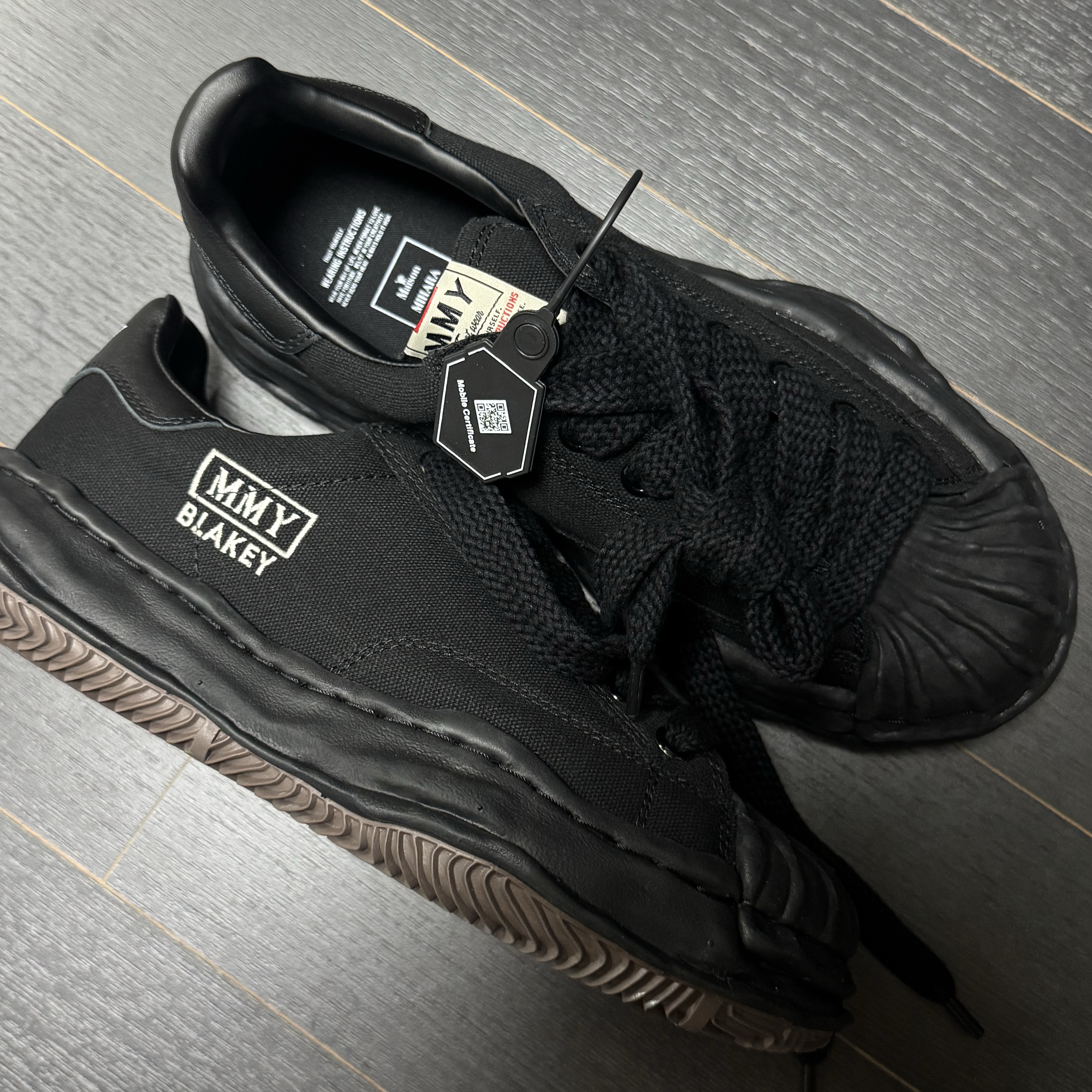 Maison Mihara Yasuhiro Blakey OG Sole Canvas Low-top Sneakers Black Black 착용 스타일