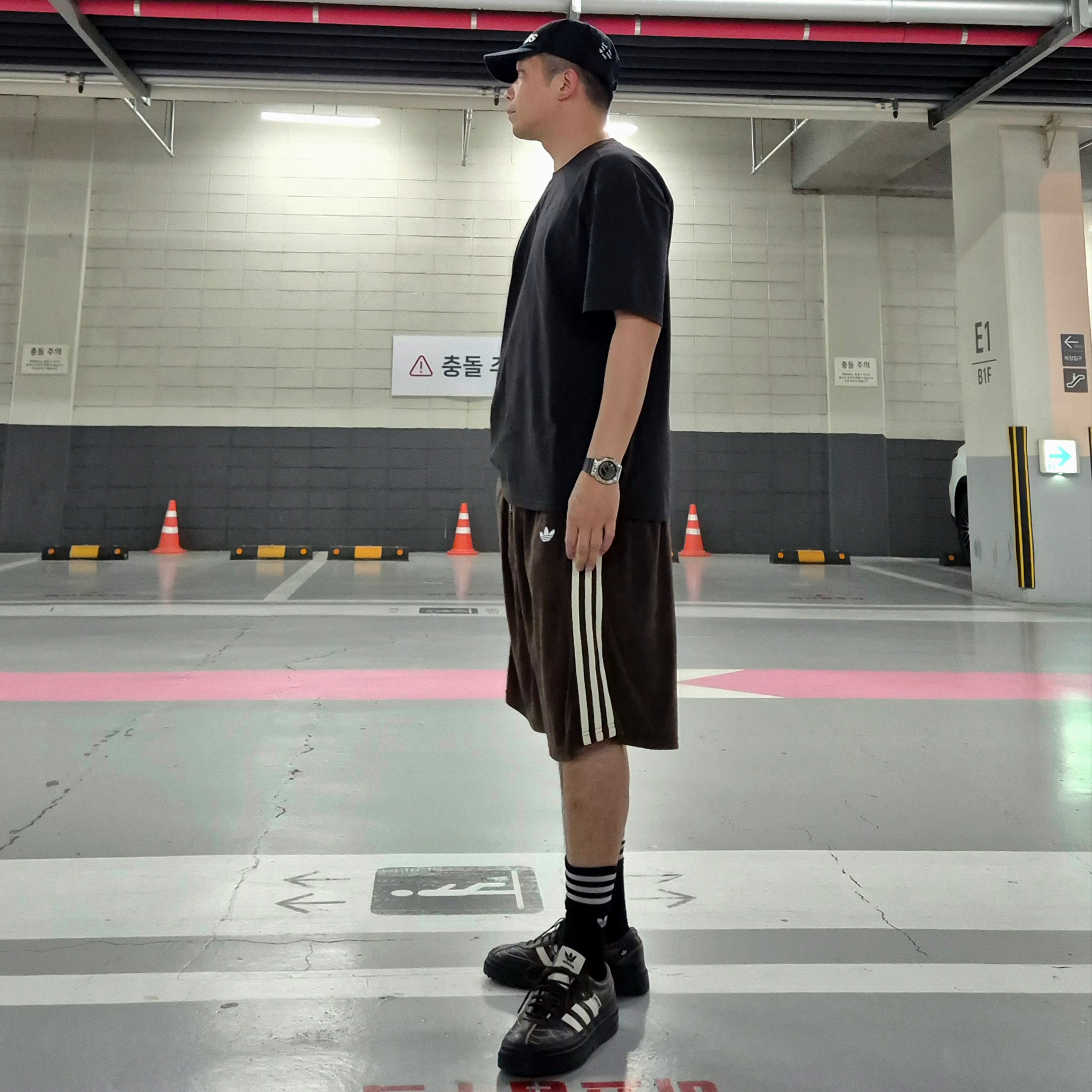 Adidas x Song for the Mute 007 Samba LX Freizeit Aurora Coffee, Adidas x Song for the Mute Cap Black 착용 스타일 - 3