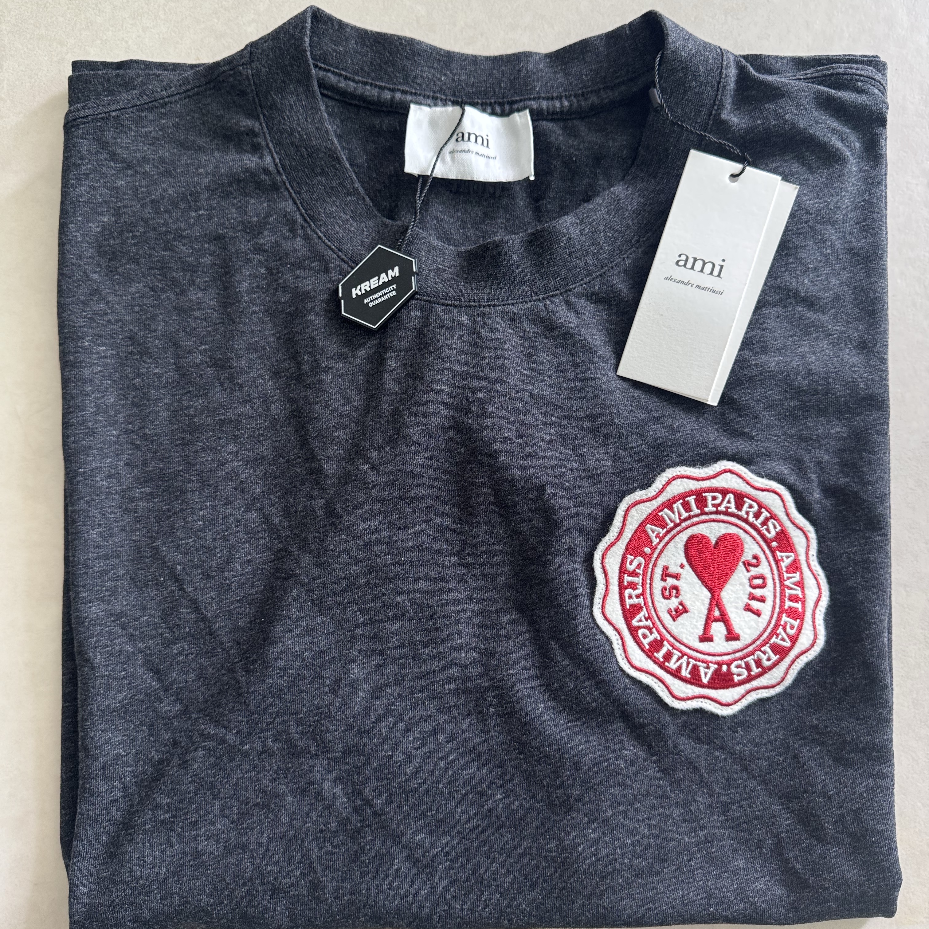 AMI de Coeur Patch T-Shirt Anthracite 착용 스타일 - 2