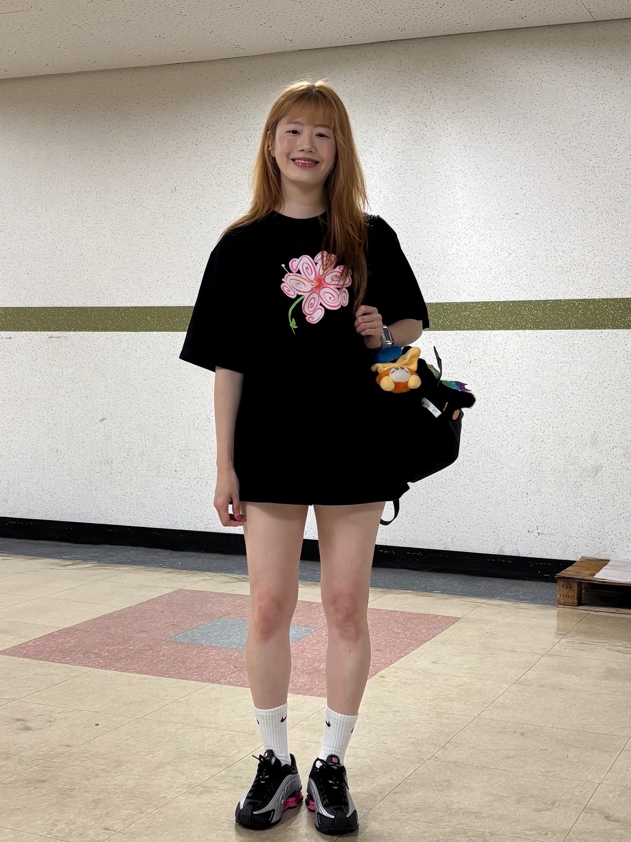 Stussy S Flower T-Shirt Black, (W) Nike Shox R4 Black Pinksicle 착용 스타일 - 3