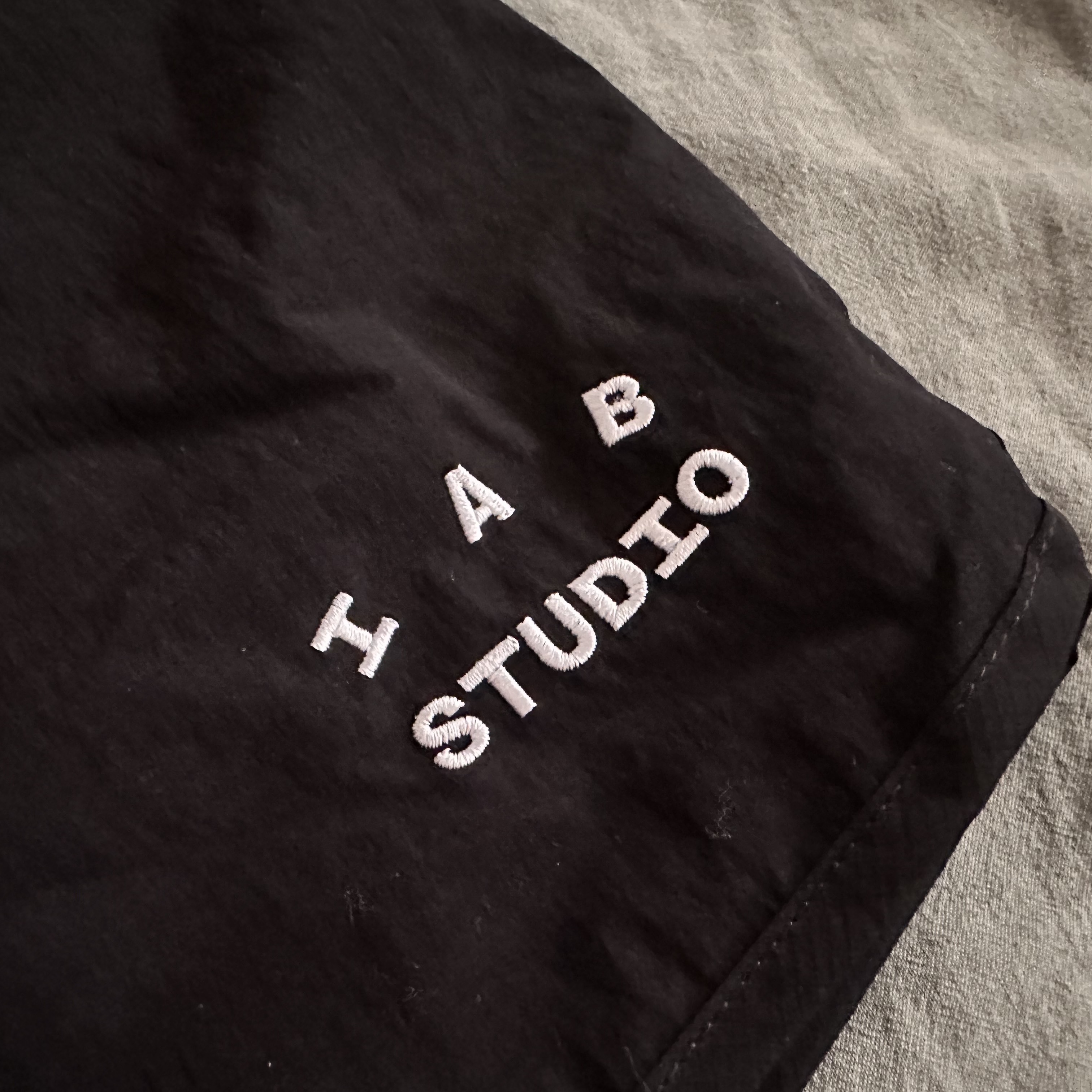 IAB Studio IAB Shorts Black 착용 스타일 - 2