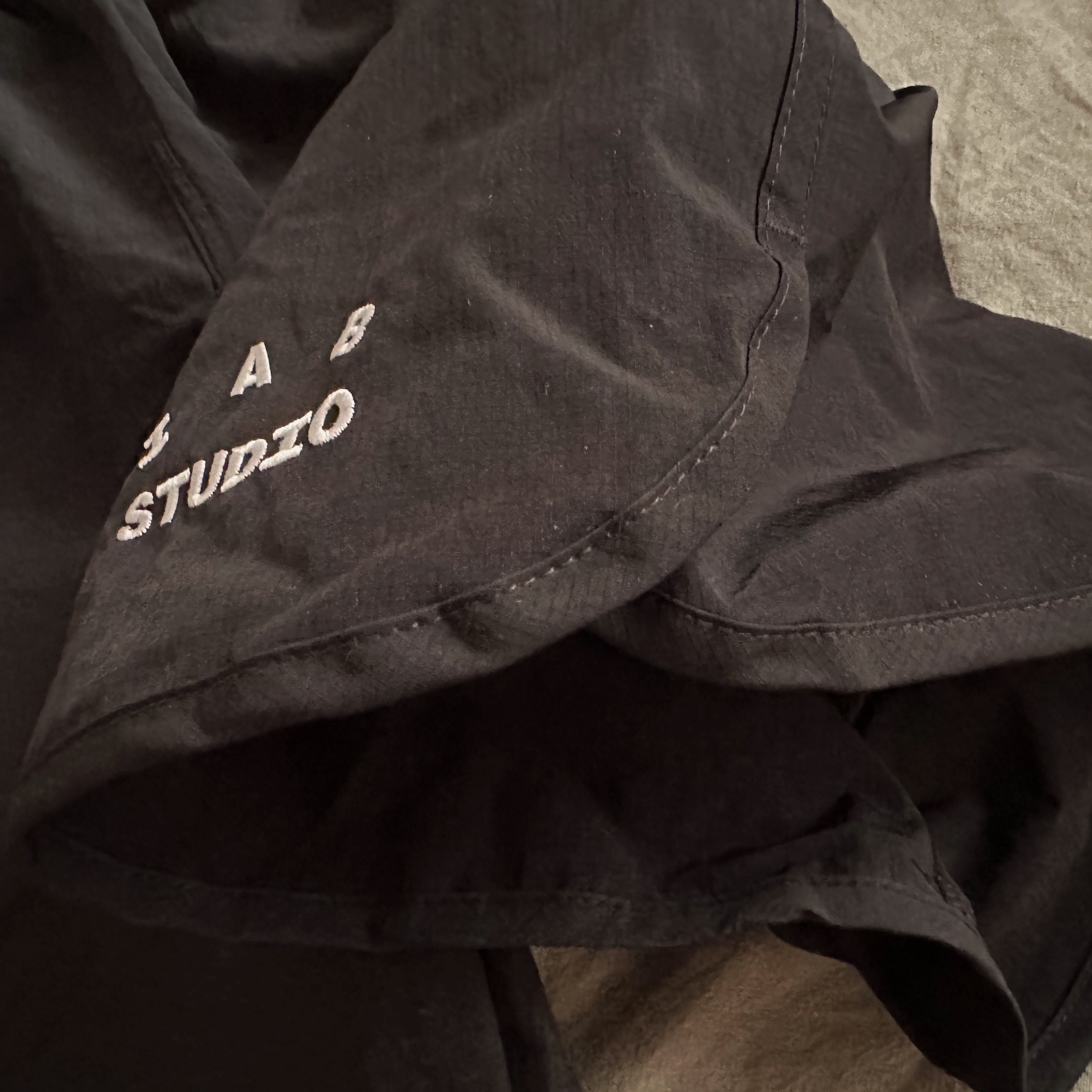 IAB Studio IAB Shorts Black 착용 스타일 - 5