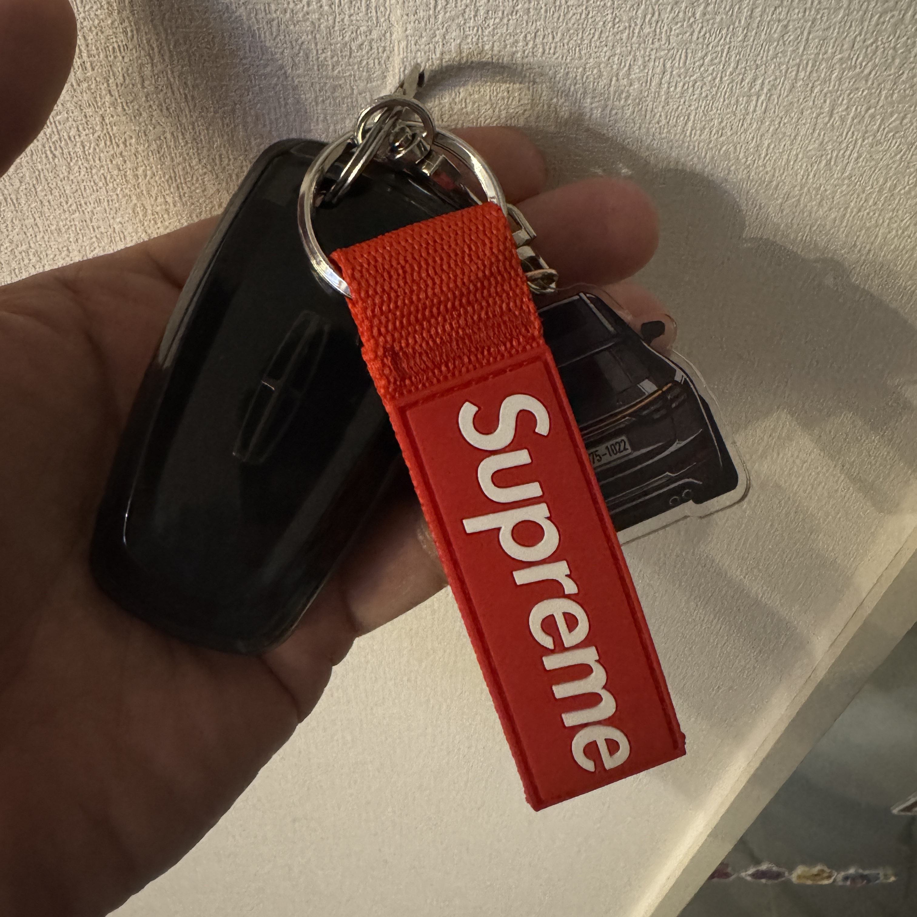 Supreme Webbing Keychain Red - 26SS 착용 스타일