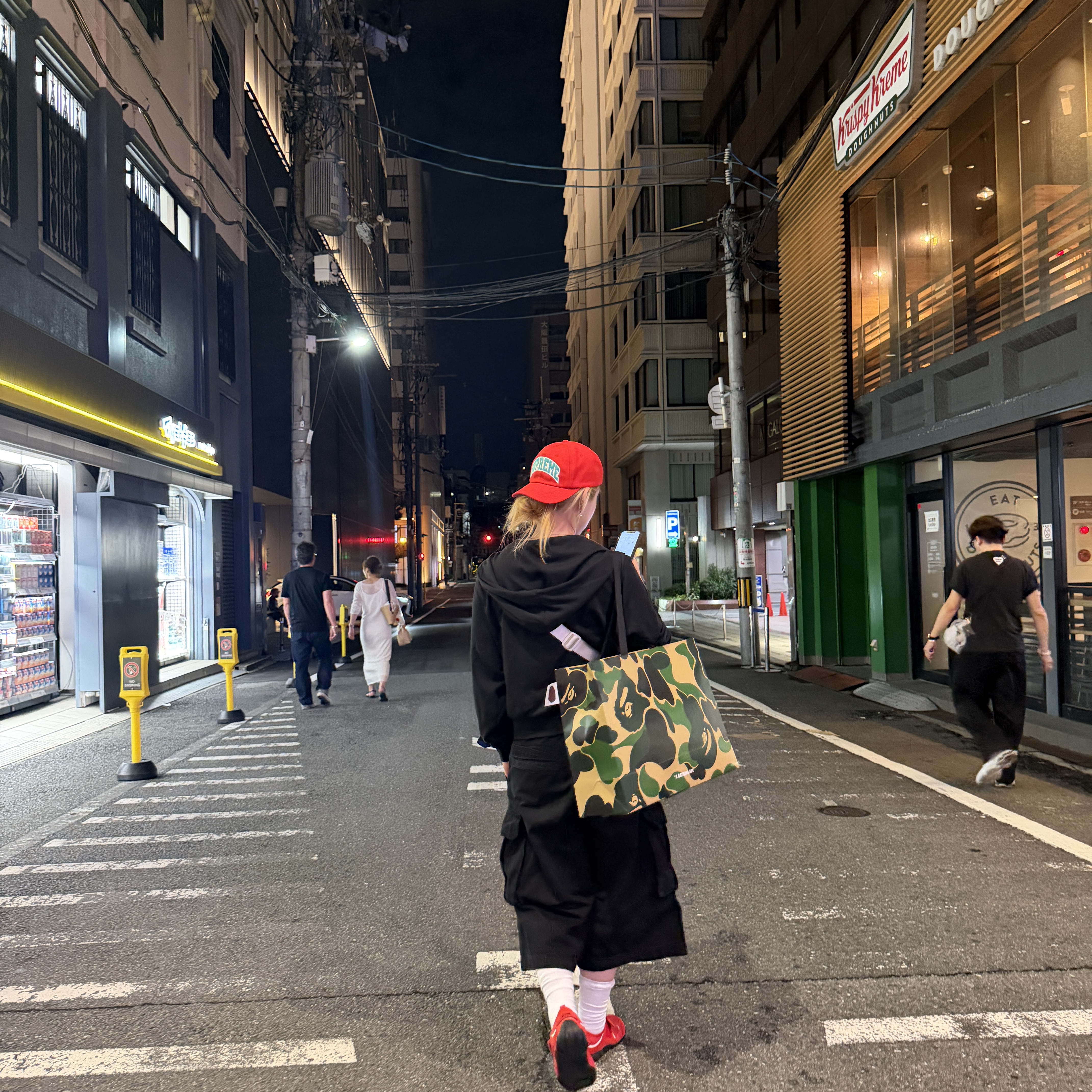 Supreme Denim Shoulder Bag White - 25FW, BAPE Baby Milo Metal Keychain Brown 착용 스타일 - 2