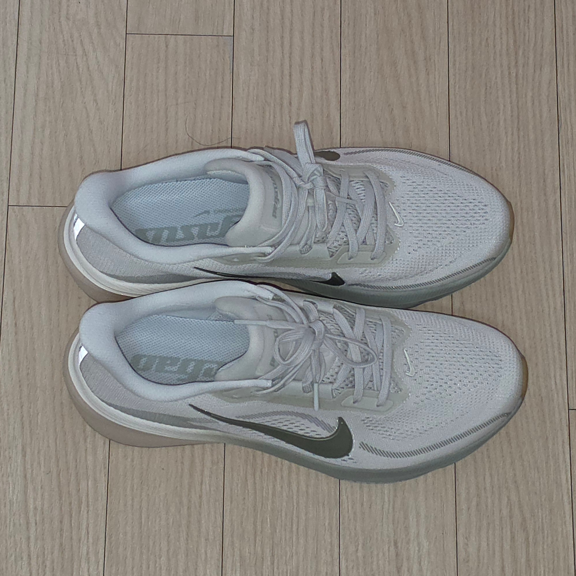 Nike Air Zoom Pegasus 42 Spruce Aura Pale Ivory 착용 스타일 - 2