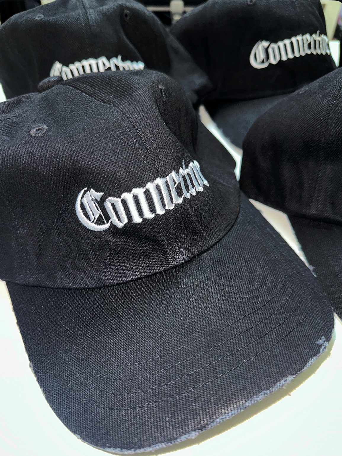 AX CONNECTION Destroyed Connector Embroidered Cap Black, AX CONNECTION Connector Embroidered Cap Black 착용 스타일