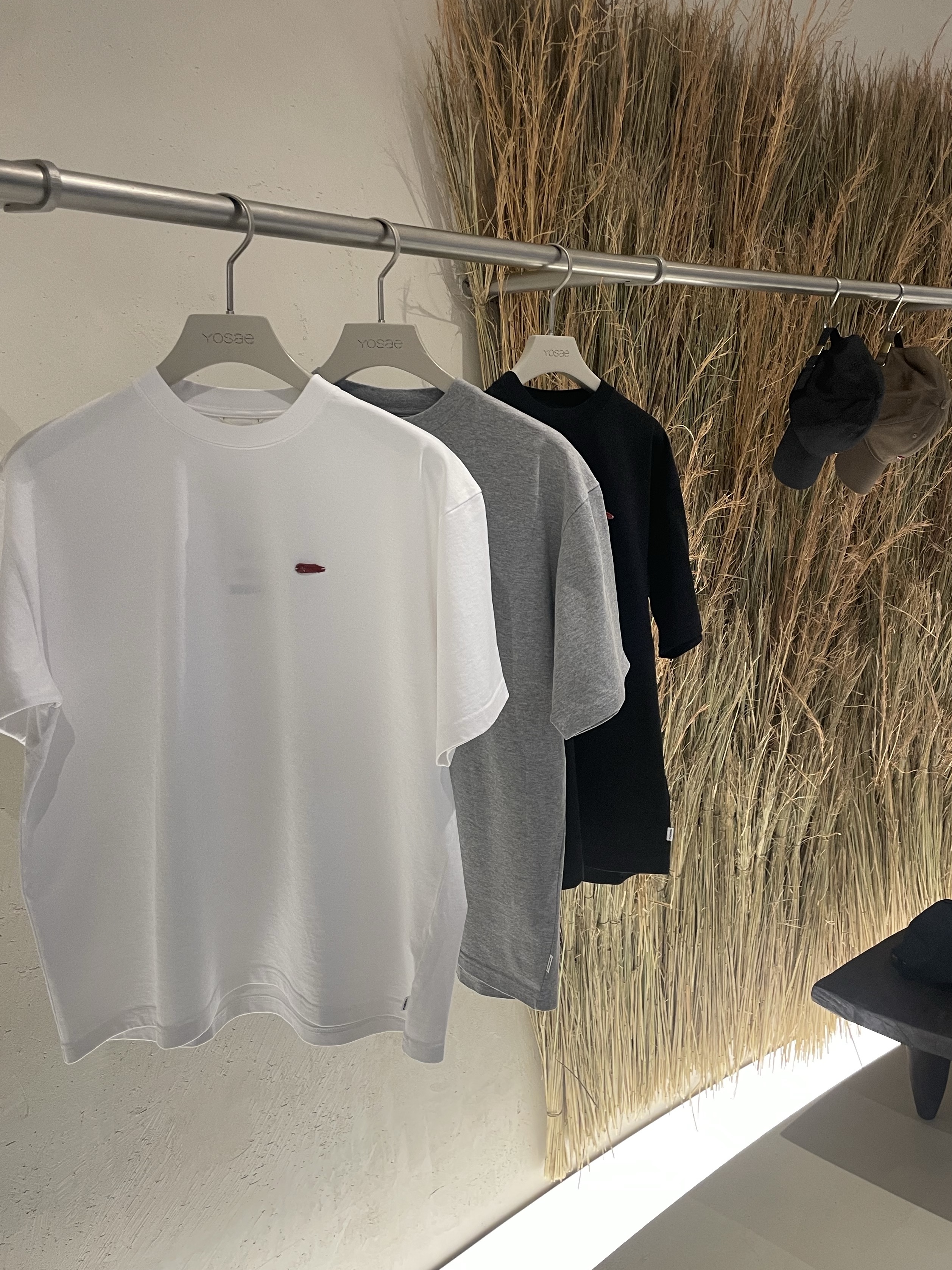 AKRYL Jersey Tee White - 26FW, AKRYL Jersey Tee Super Black - 26FW 착용 스타일 - 2