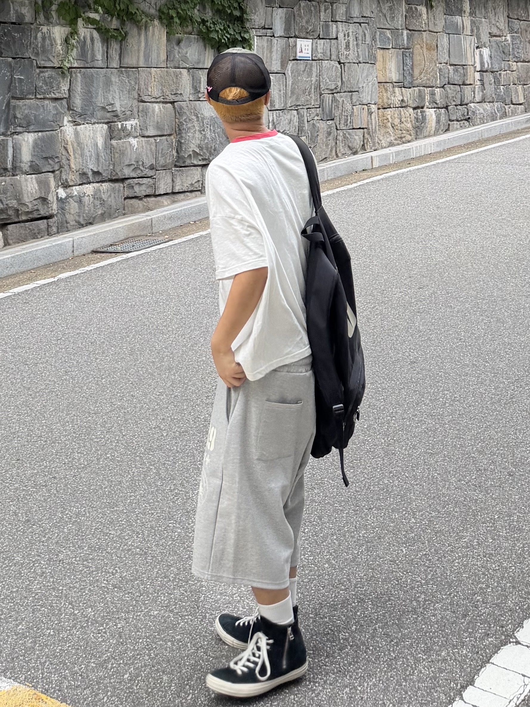 [KREAM 단독] Knitted 1989 Sunrise Graphic Bermuda Half Pants Melange Grey, ETCE Dustline Mesh Cap Khaki 착용 스타일 - 4