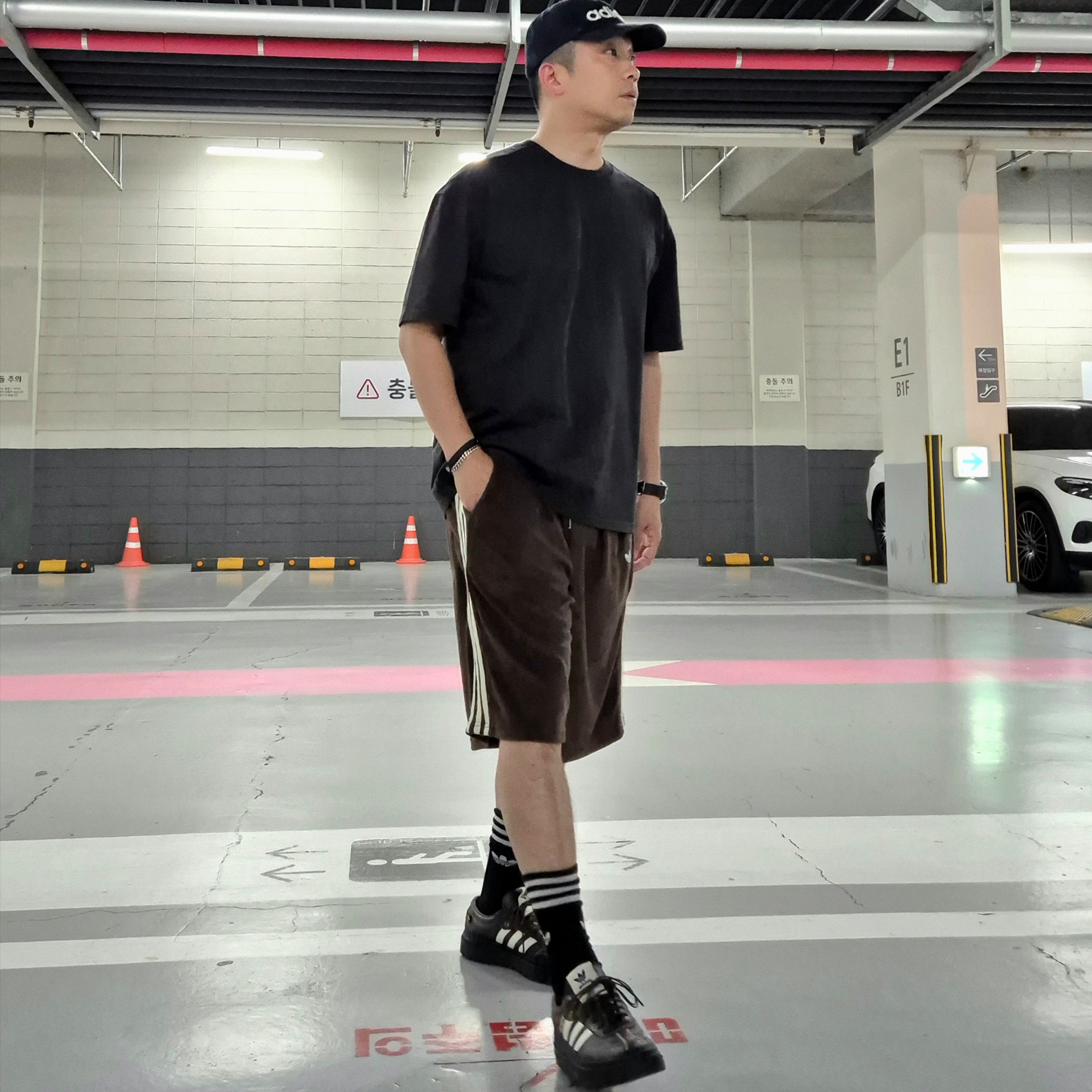 Adidas x Song for the Mute 007 Samba LX Freizeit Aurora Coffee, Adidas x Song for the Mute Cap Black 착용 스타일 - 4