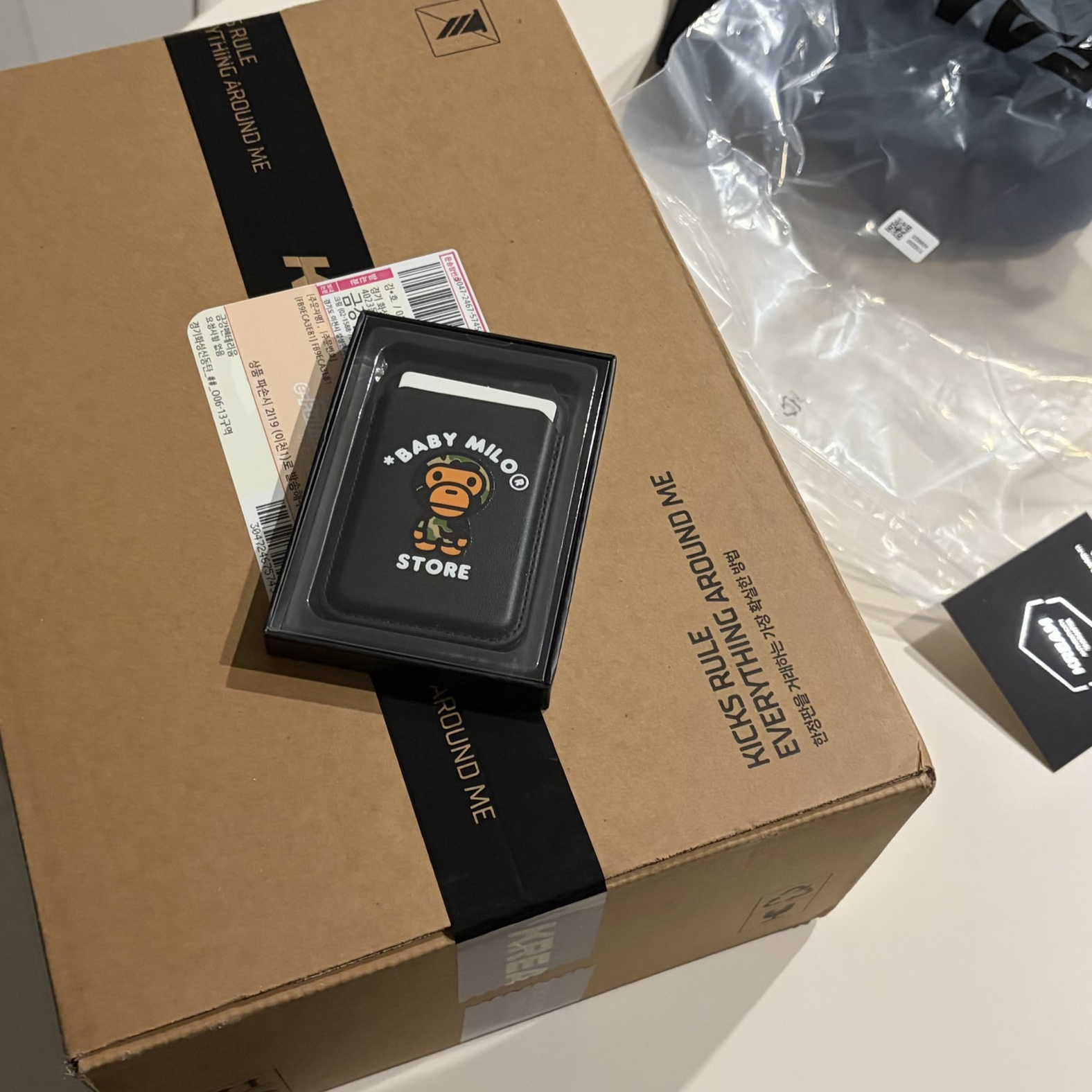 BAPE Baby Milo MagSafe Card Holder Black, BAPE Baby Milo T-Shirt White 착용 스타일 - 2