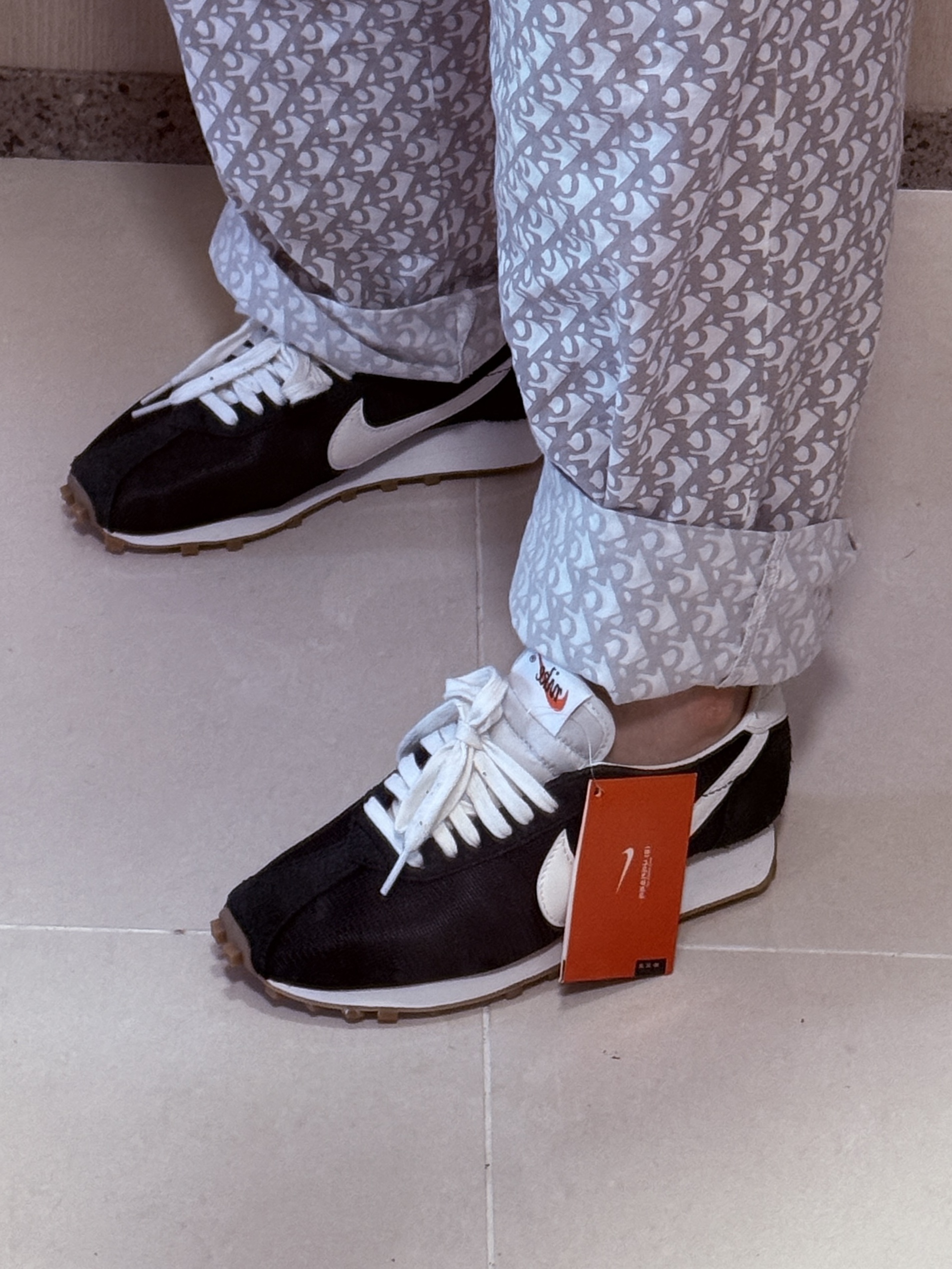 (W) Nike LD-1000 Black Safety Orange, (GS) Nike Air More Uptempo White Varsity Red 2021 착용 스타일 - 2