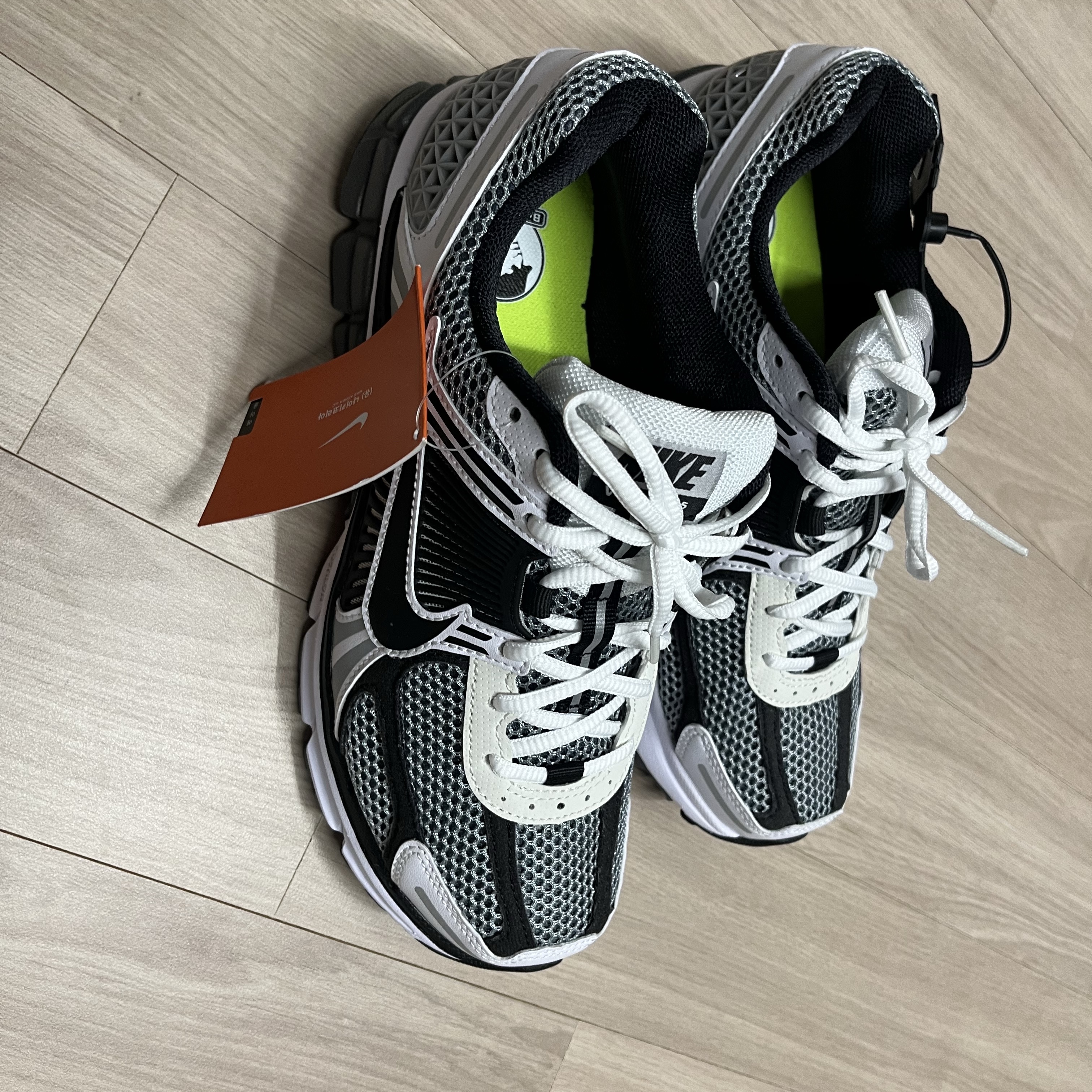 Nike Zoom Vomero 5 SE SP Dark Grey Black White 착용 스타일 - 5