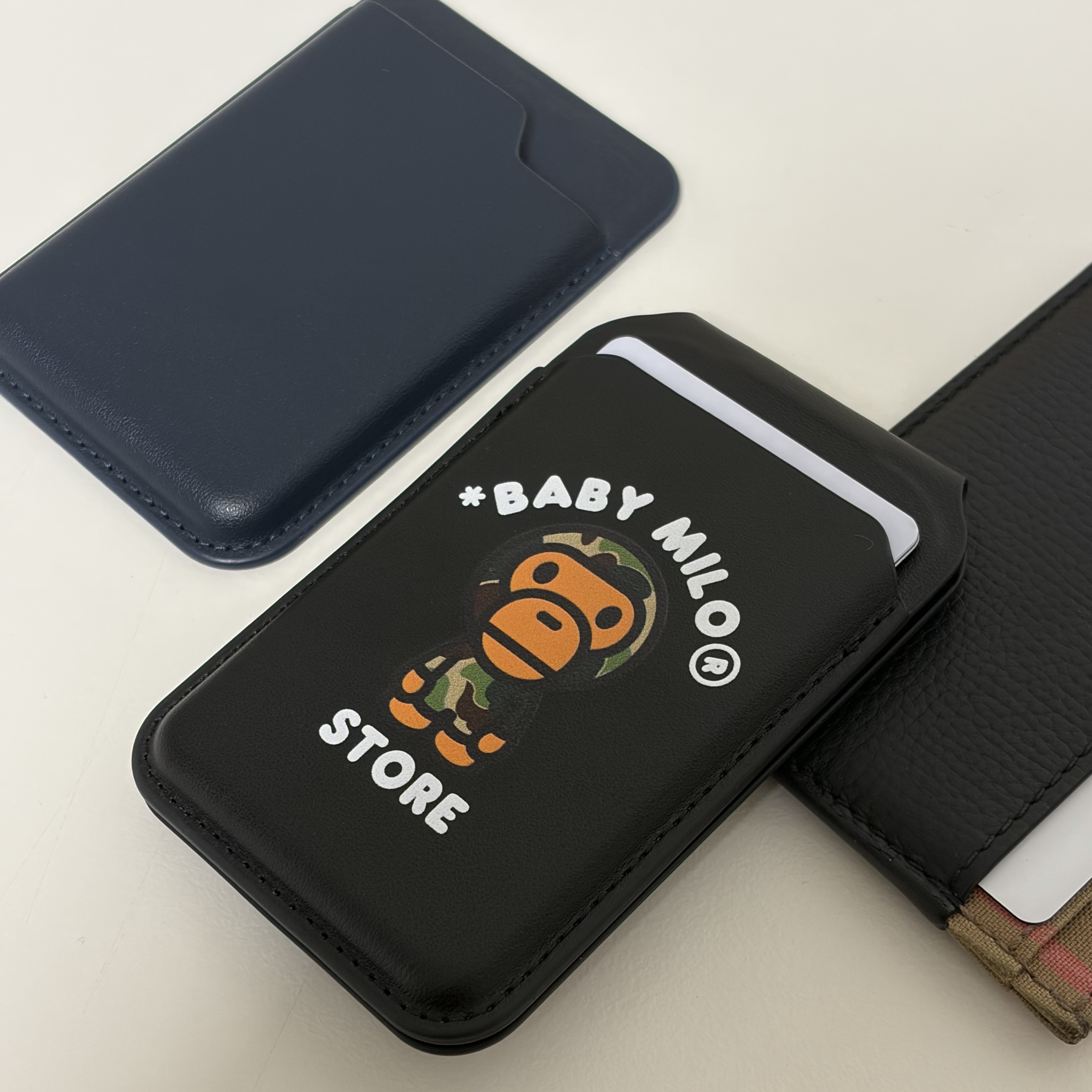 BAPE Baby Milo MagSafe Card Holder Black, BAPE Baby Milo T-Shirt White 착용 스타일 - 3