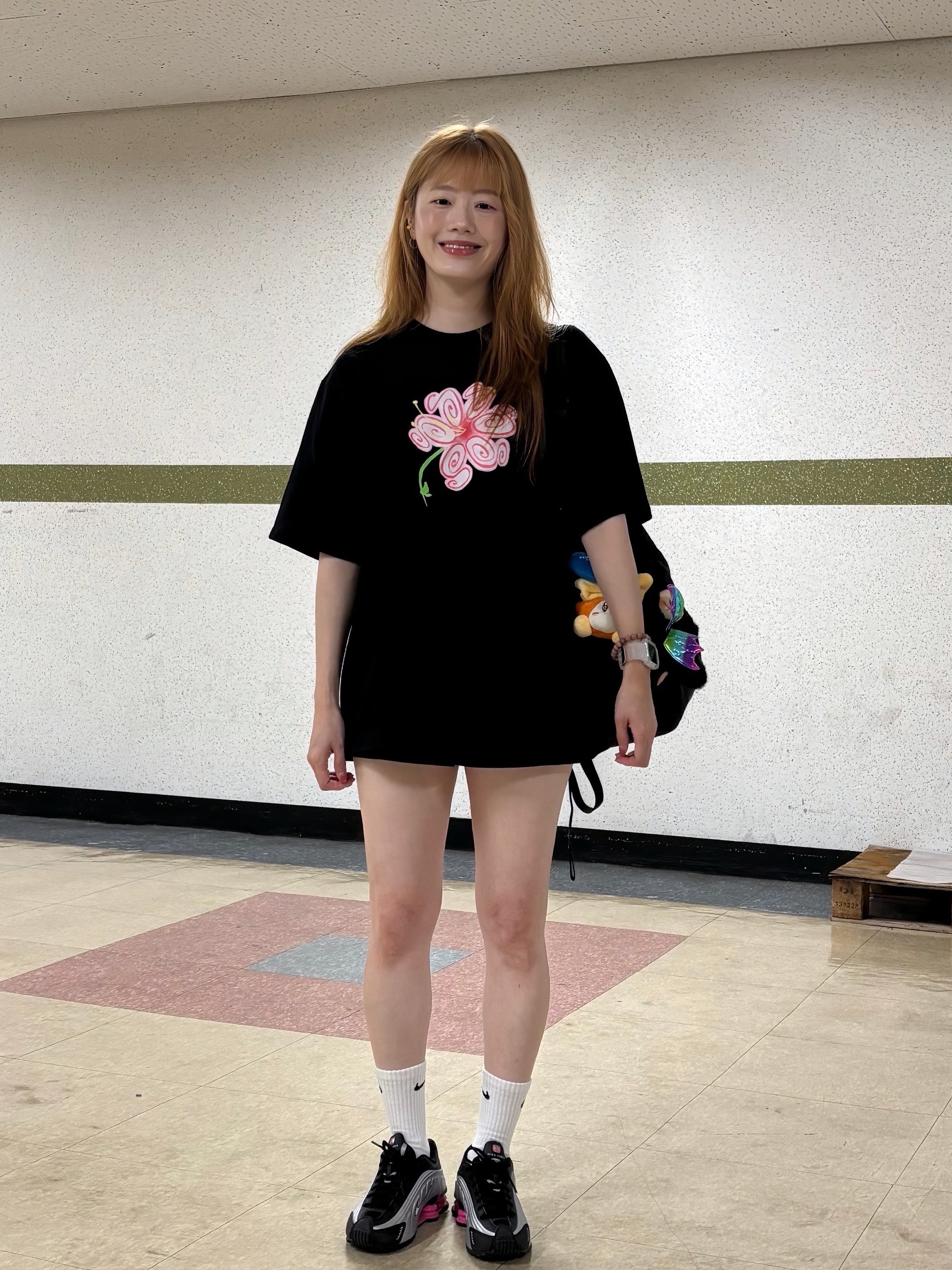 Stussy S Flower T-Shirt Black, (W) Nike Shox R4 Black Pinksicle 착용 스타일 - 8