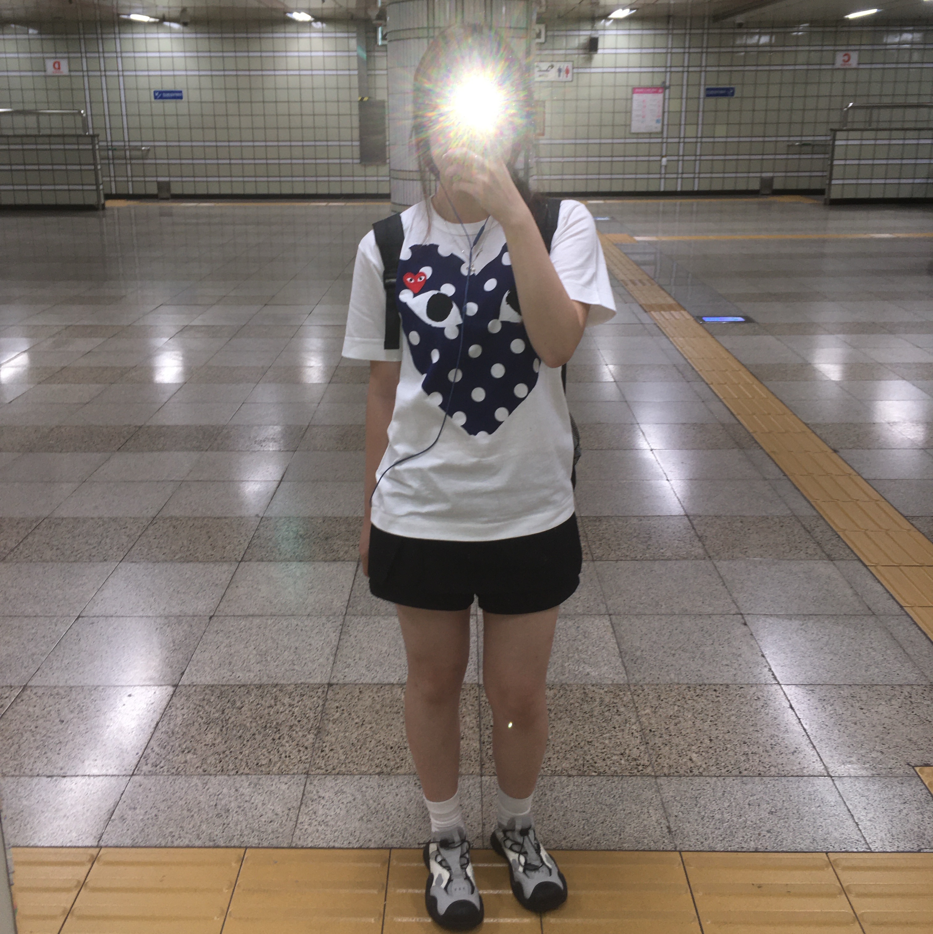 Play Comme des Garcons Red Heart Printed Blue Heart T-Shirt White 착용 스타일