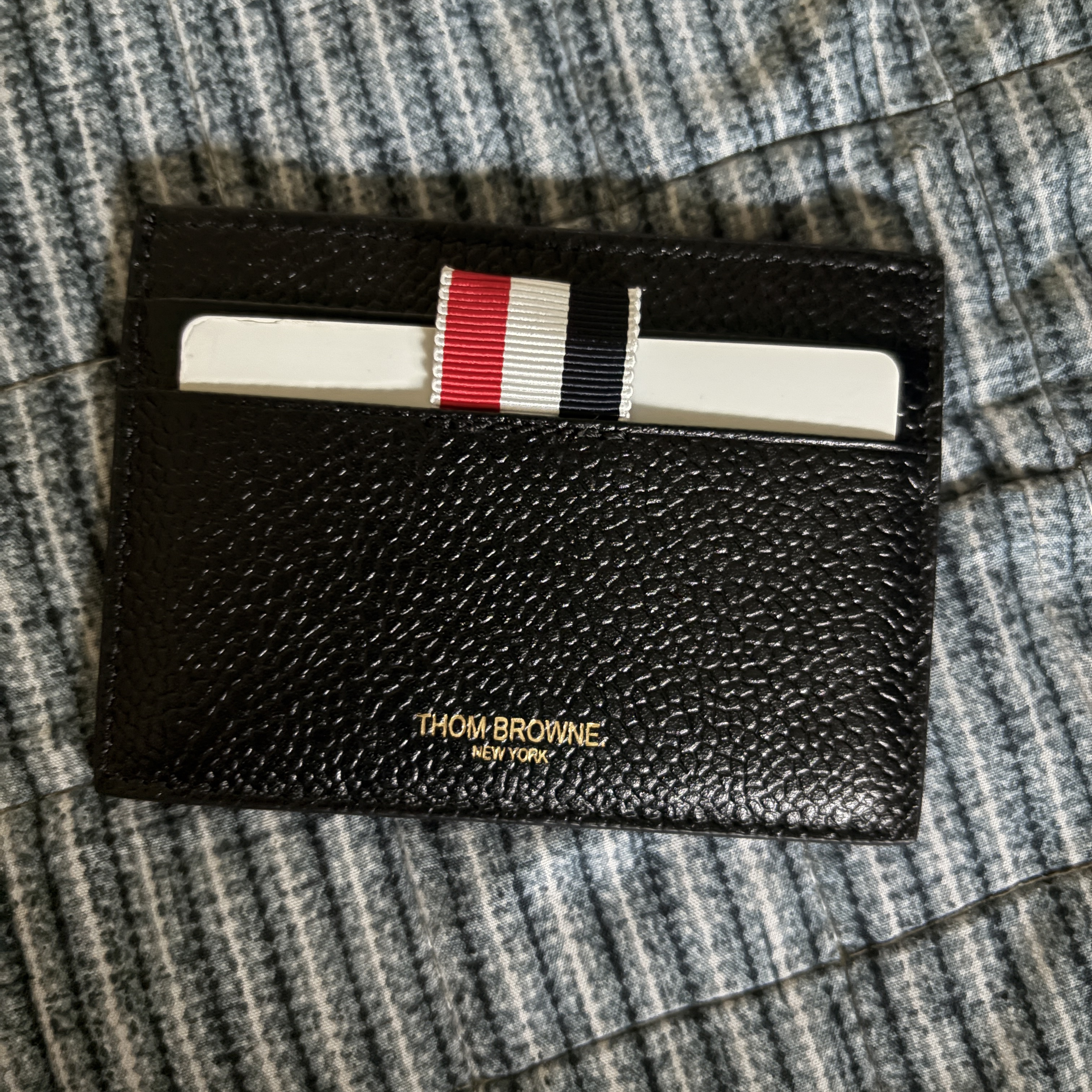 Thom Browne Pebble Grain Leather Stripe Single Card Holder Black 착용 스타일