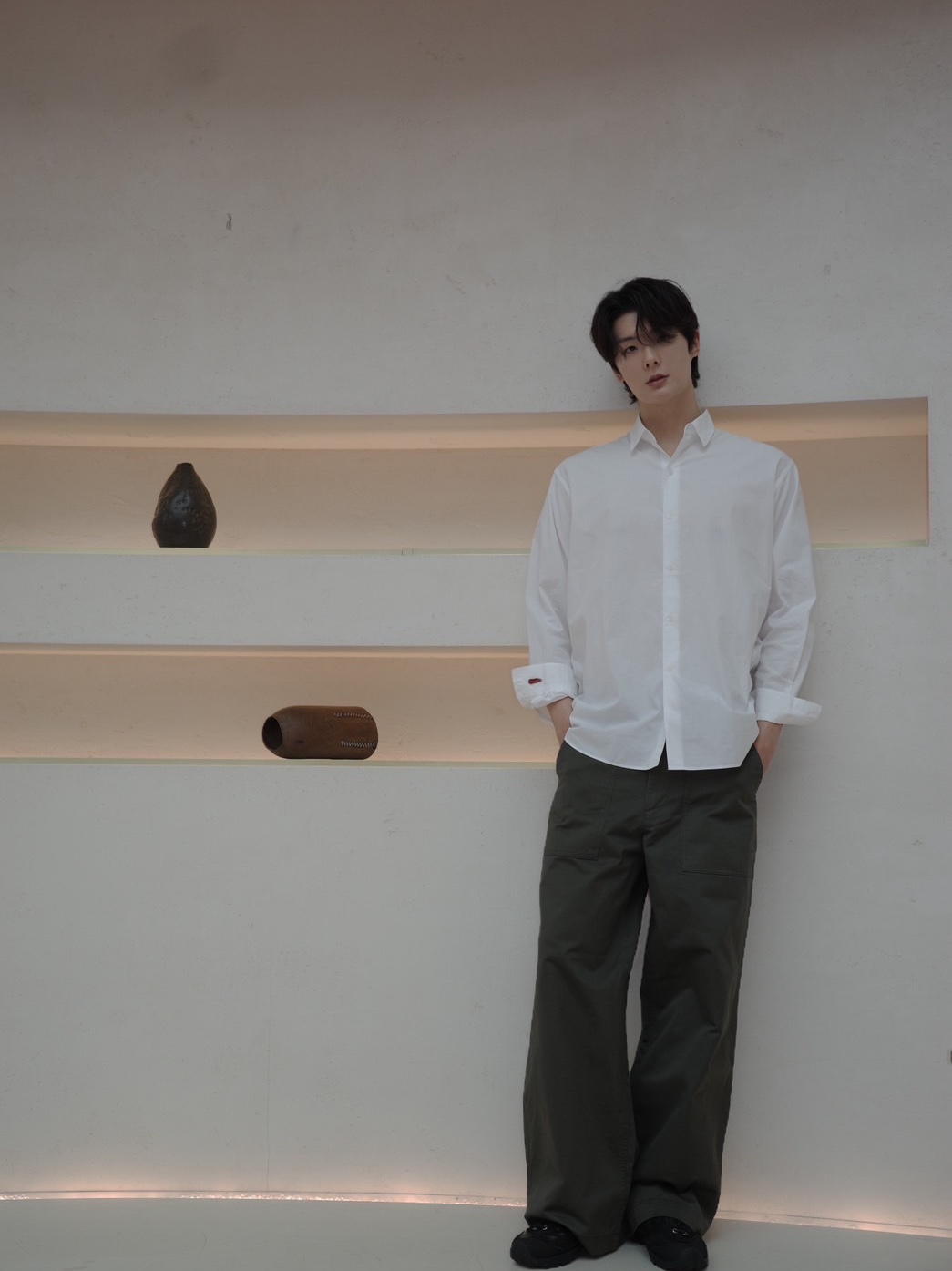 AKRYL Typewriter Shirt White - 26FW, AKRYL Fat Fatigue Pants Olive - 26FW 착용 스타일 - 2