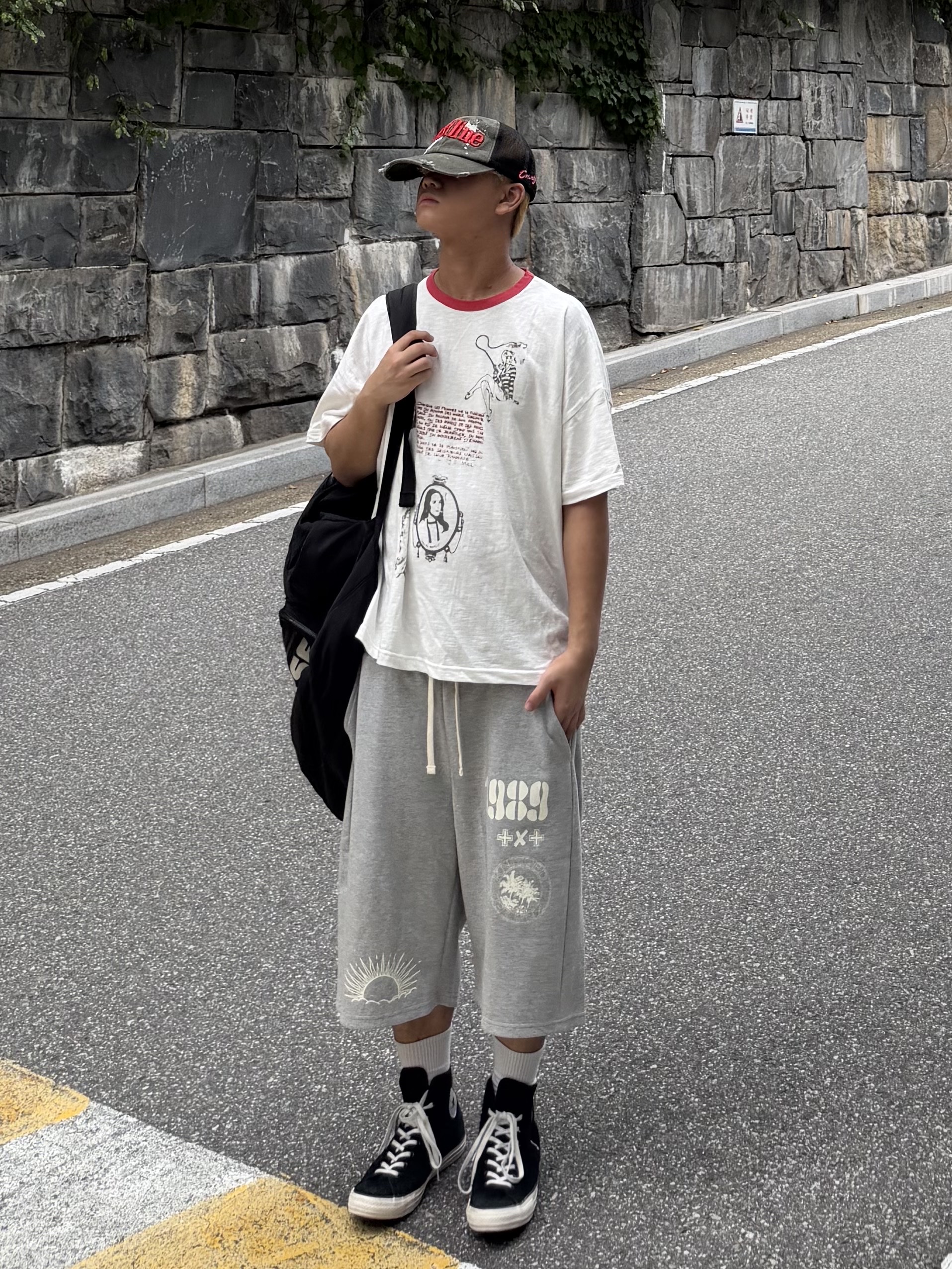 [KREAM 단독] Knitted 1989 Sunrise Graphic Bermuda Half Pants Melange Grey, ETCE Dustline Mesh Cap Khaki 착용 스타일 - 5