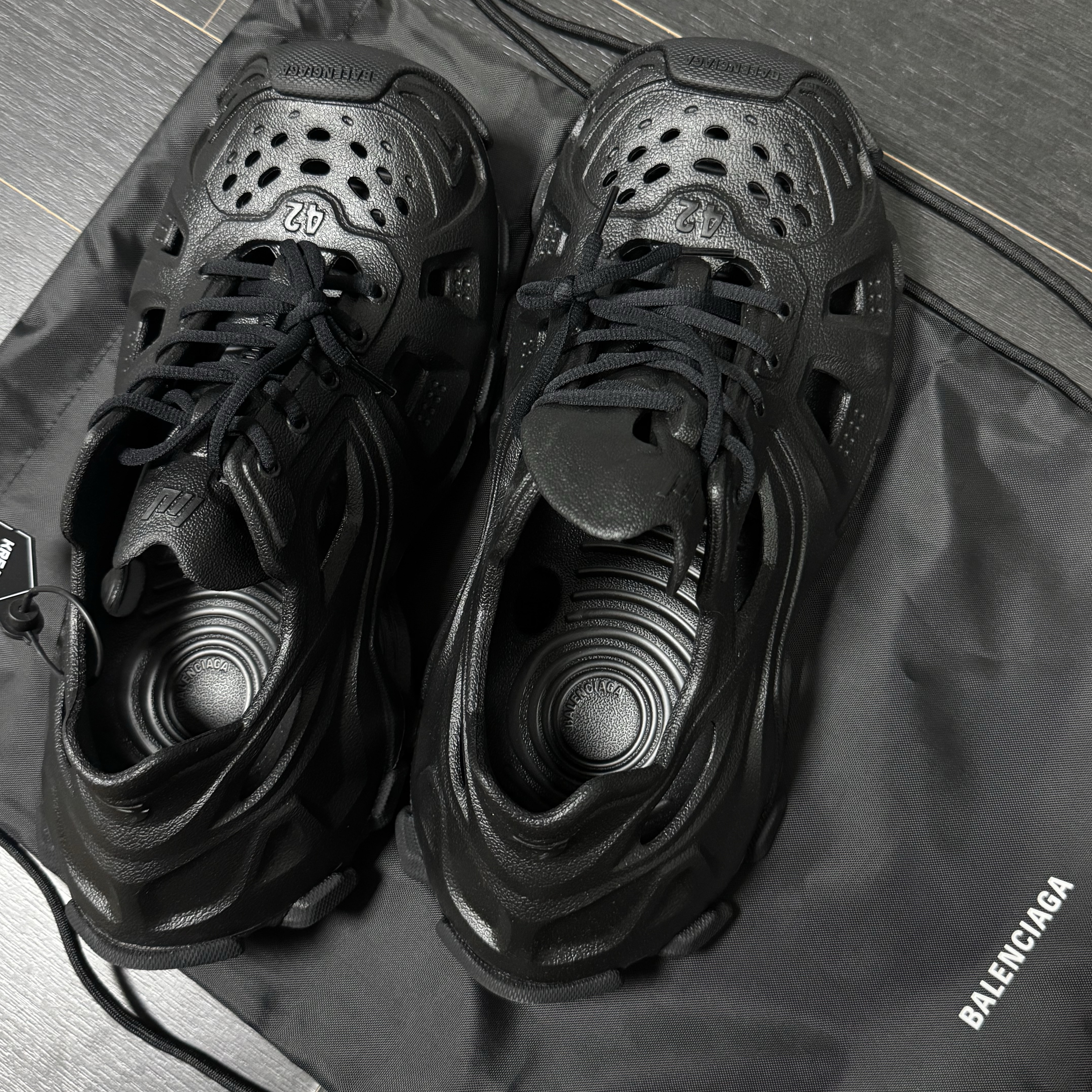 Balenciaga HD Lace-Up Sneakers Black 착용 스타일